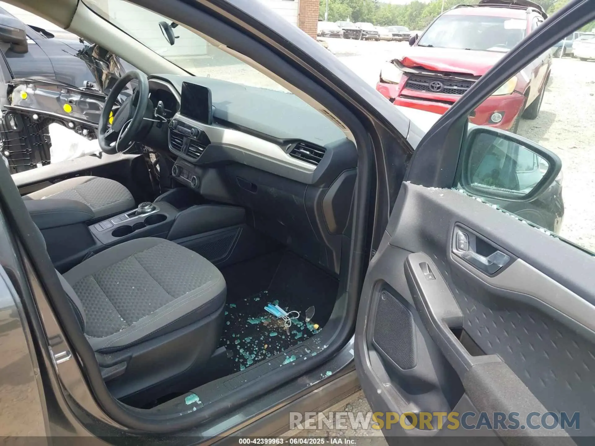 5 Photograph of a damaged car 1FMCU0G69LUA67782 FORD ESCAPE 2020