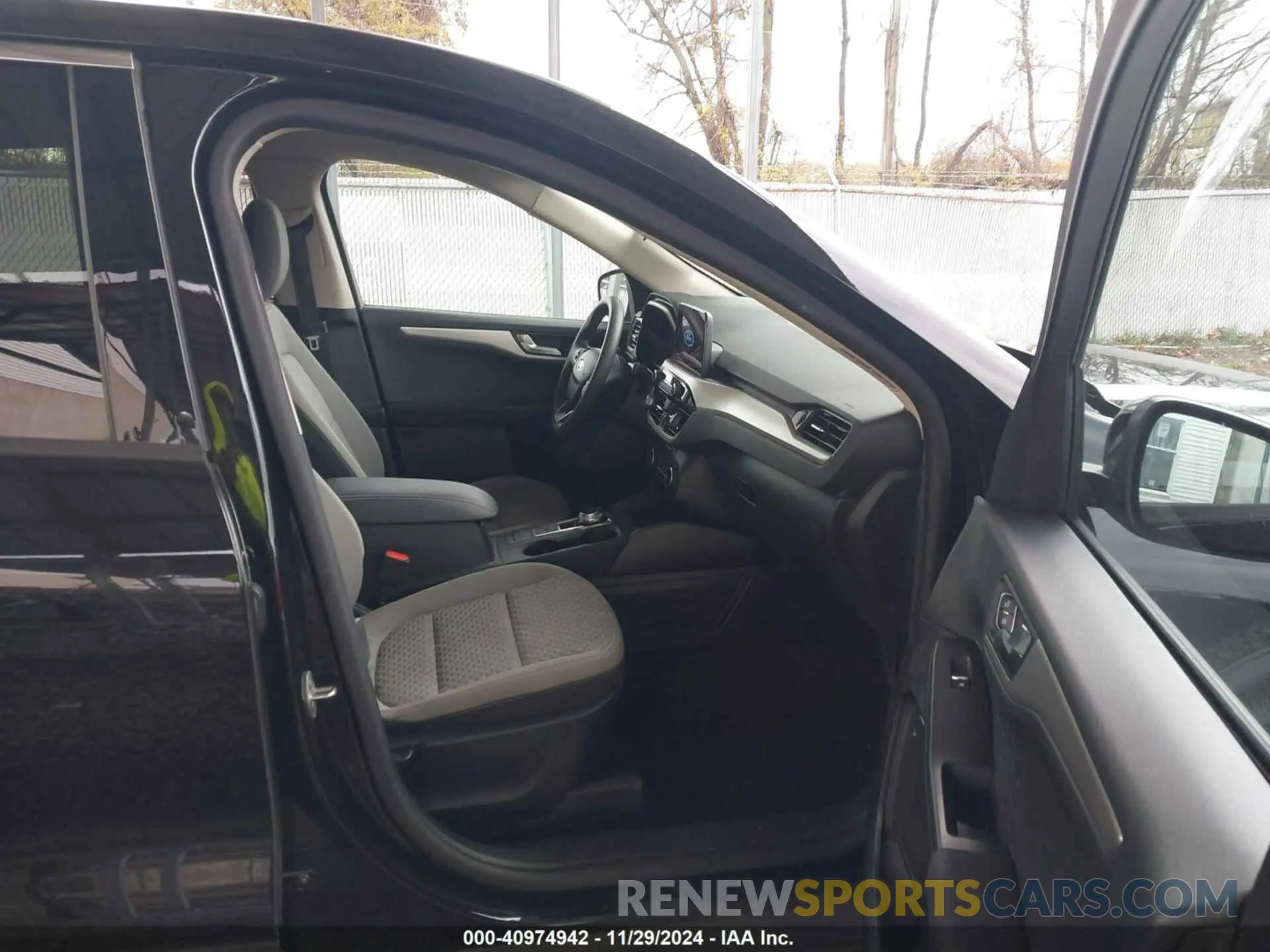 5 Photograph of a damaged car 1FMCU0G69LUA95369 FORD ESCAPE 2020