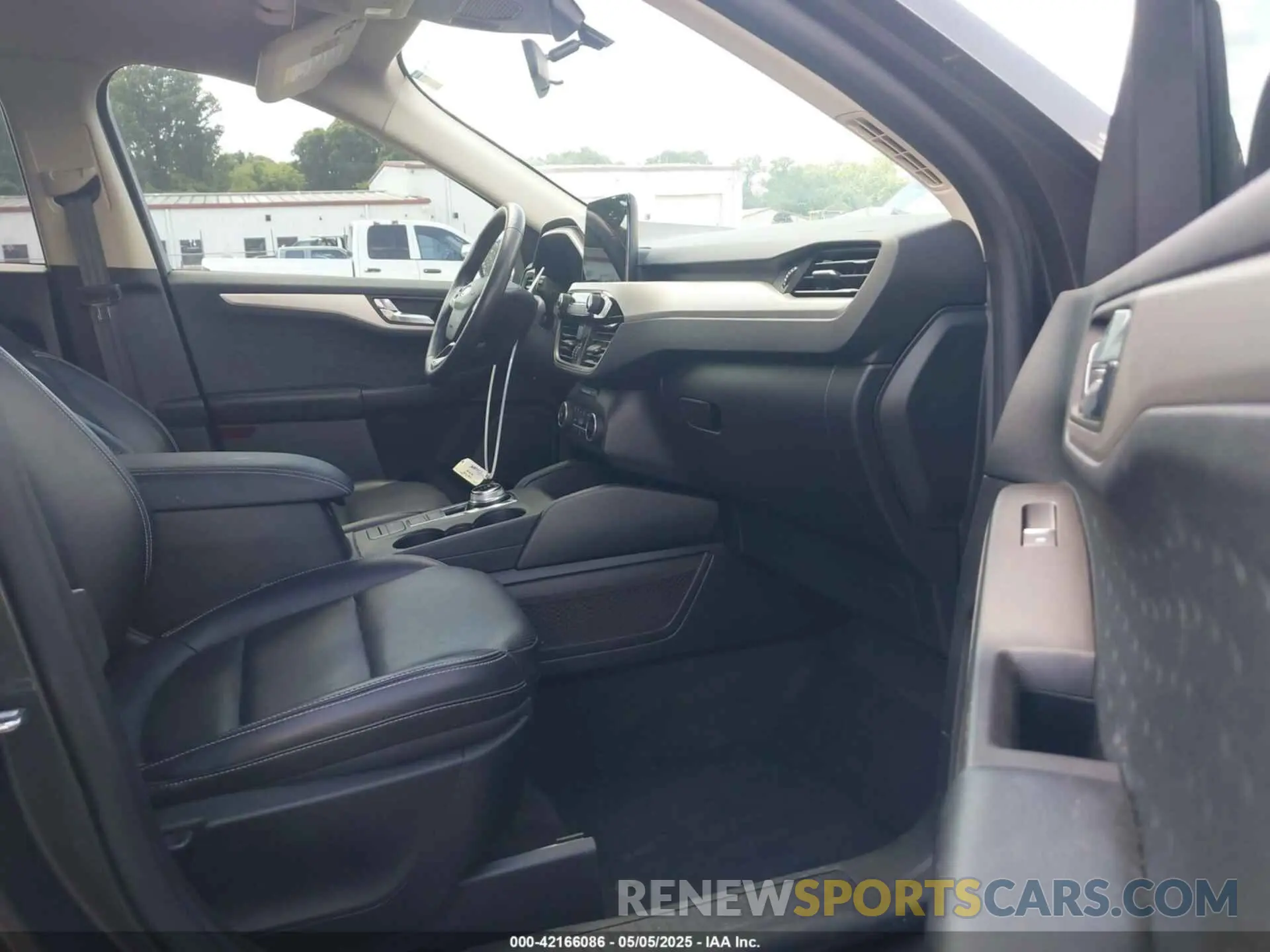 5 Photograph of a damaged car 1FMCU0H61LUA45743 FORD ESCAPE 2020