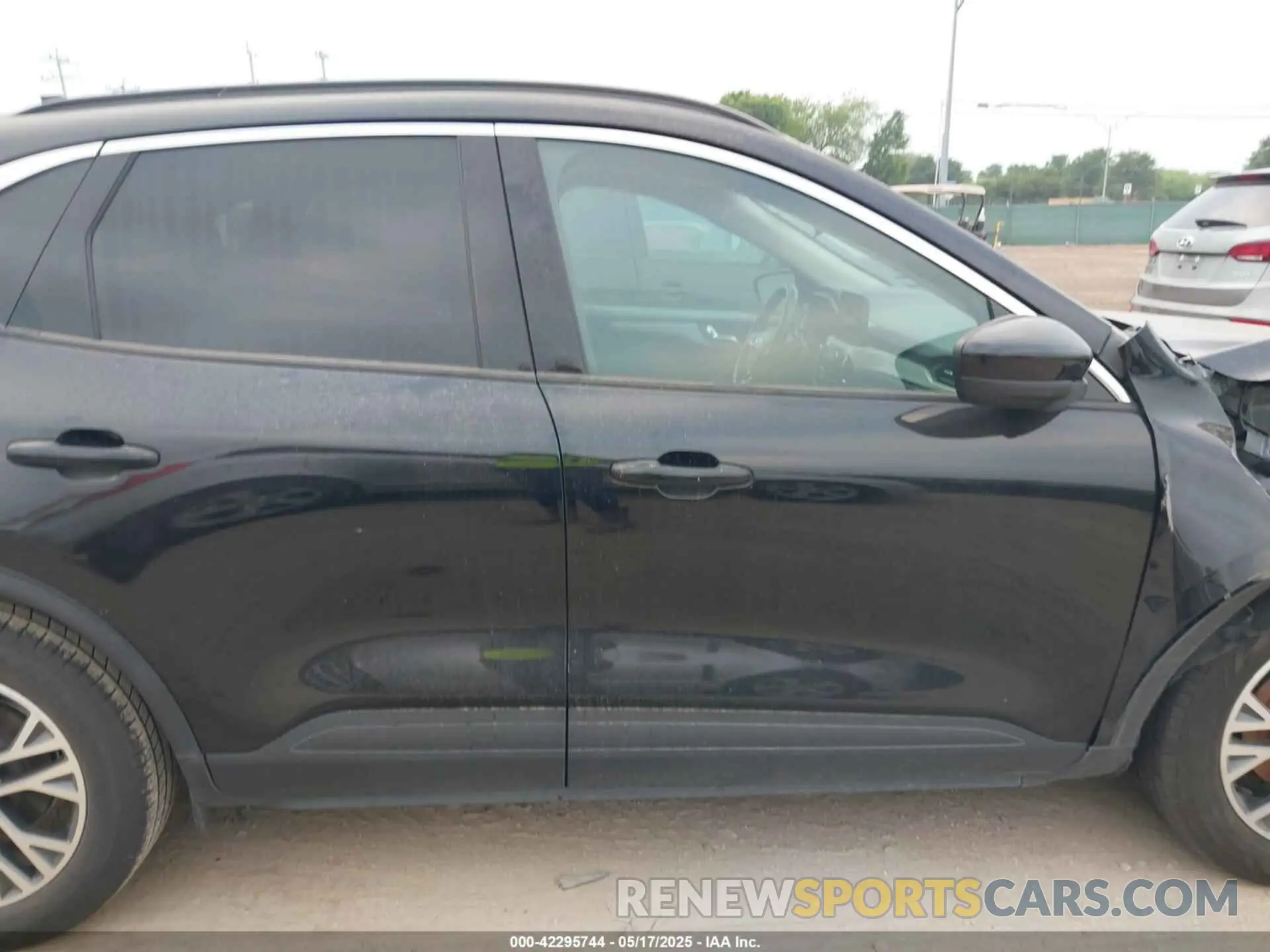 13 Photograph of a damaged car 1FMCU0H63LUA31648 FORD ESCAPE 2020