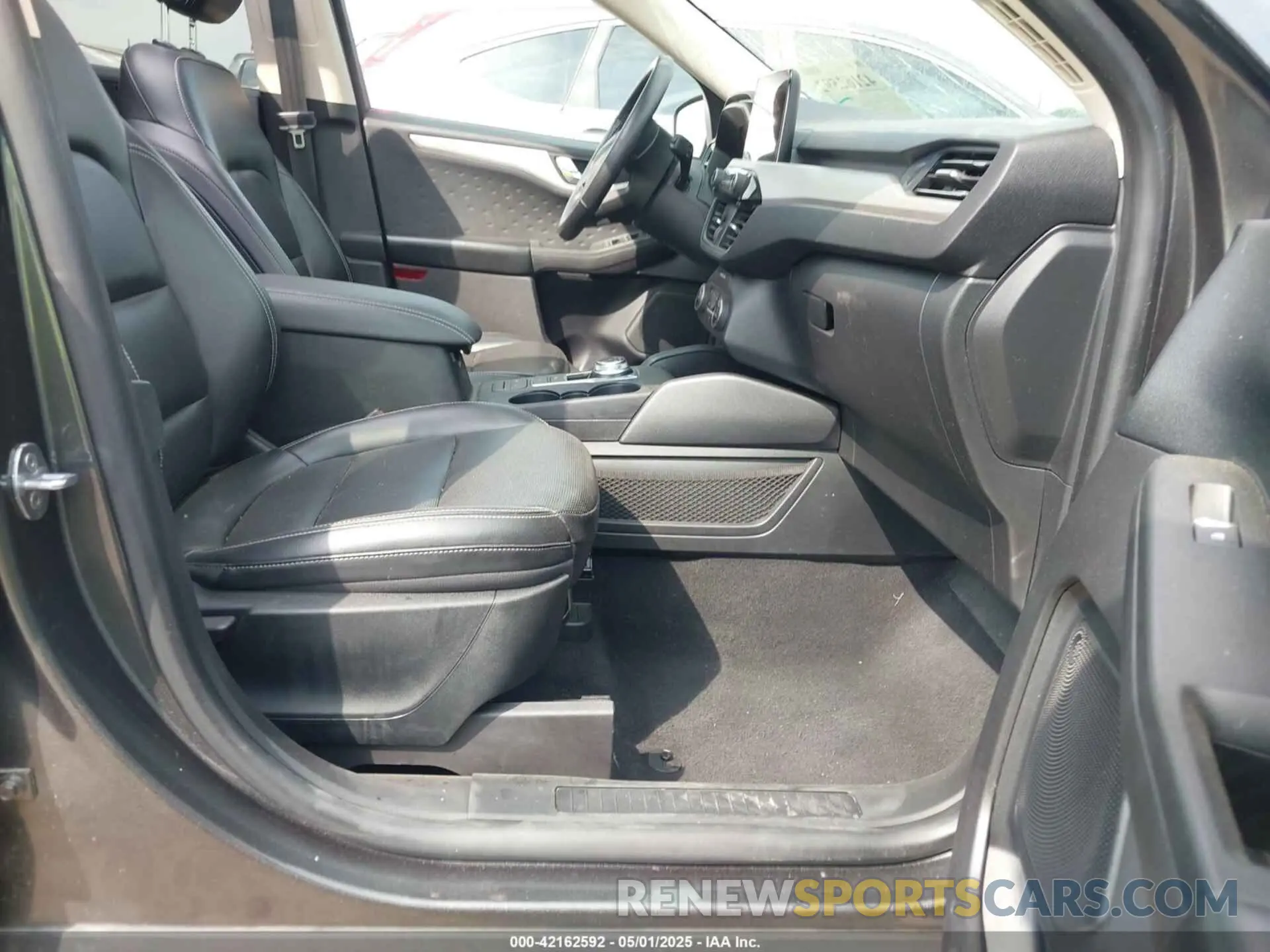 5 Photograph of a damaged car 1FMCU0H65LUA32736 FORD ESCAPE 2020