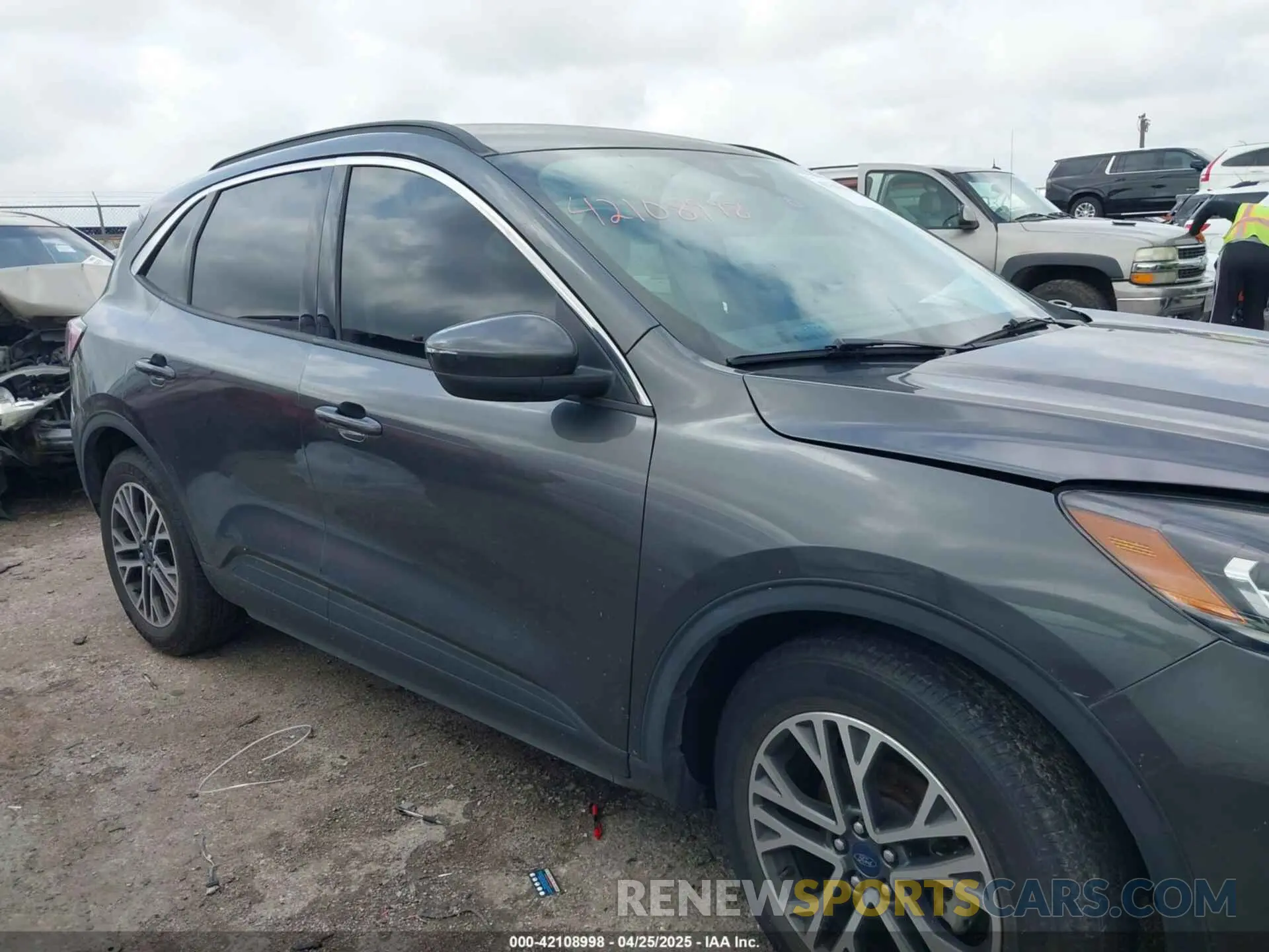13 Photograph of a damaged car 1FMCU0H65LUB65772 FORD ESCAPE 2020