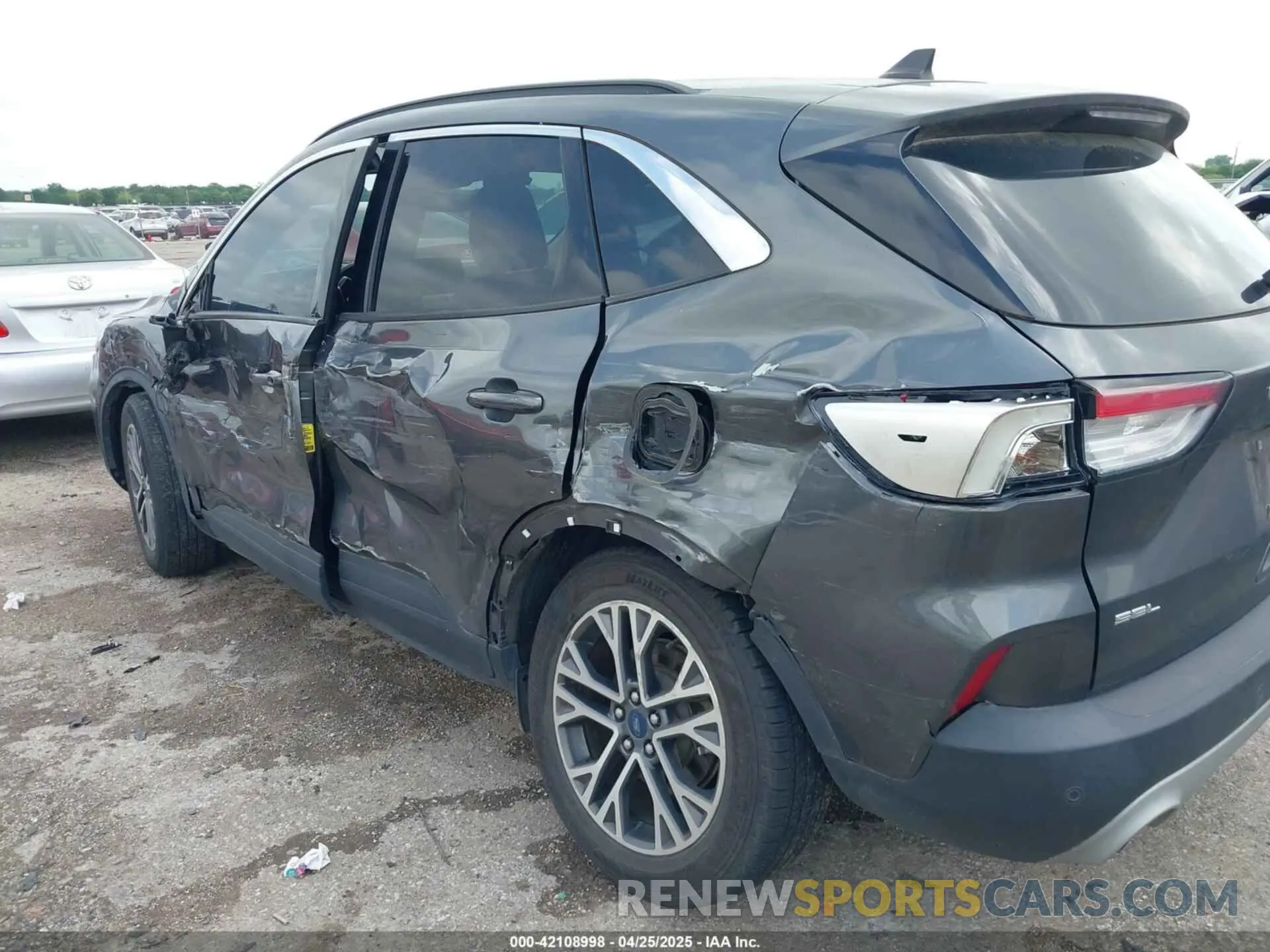 17 Photograph of a damaged car 1FMCU0H65LUB65772 FORD ESCAPE 2020