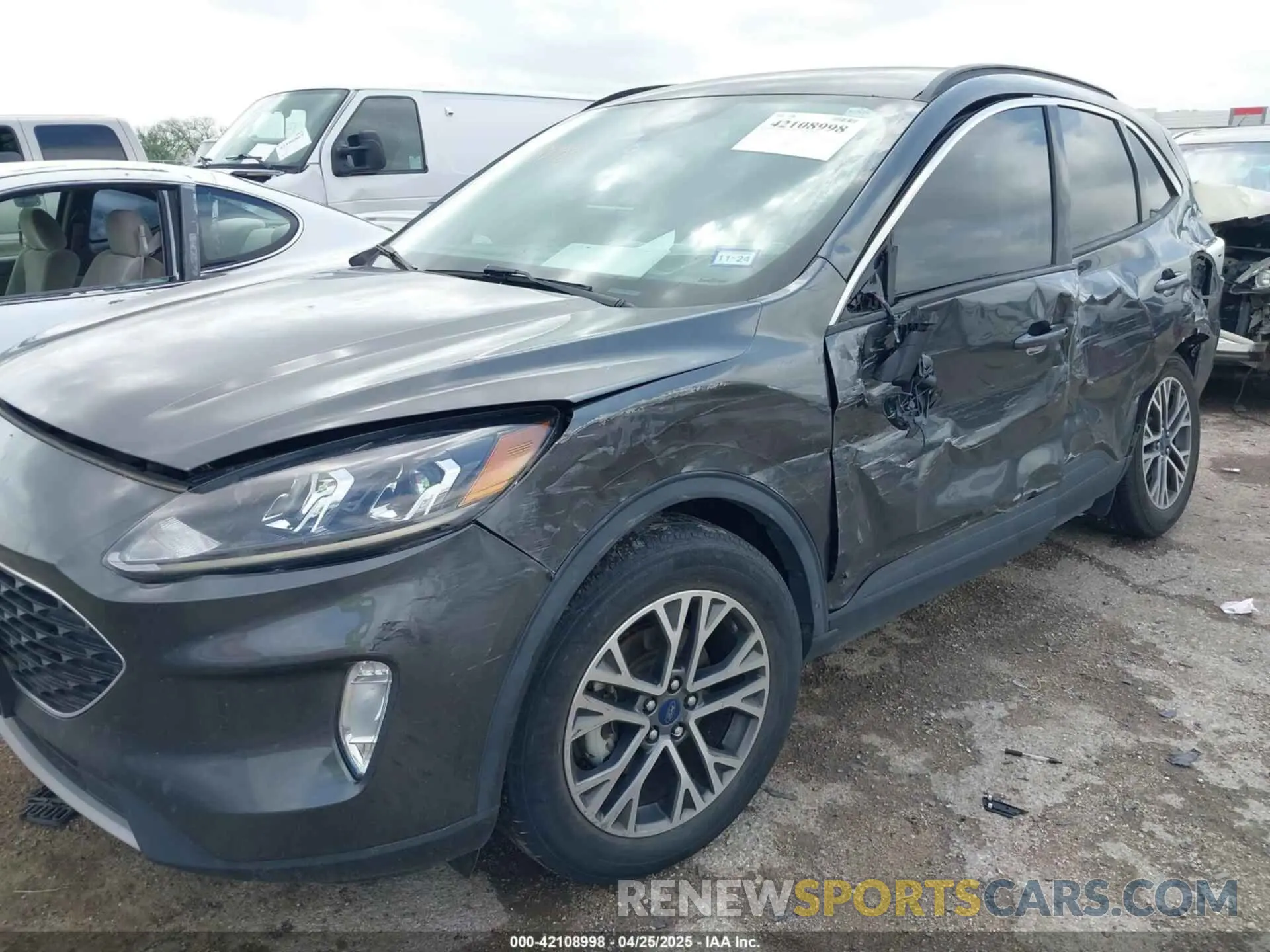 6 Photograph of a damaged car 1FMCU0H65LUB65772 FORD ESCAPE 2020