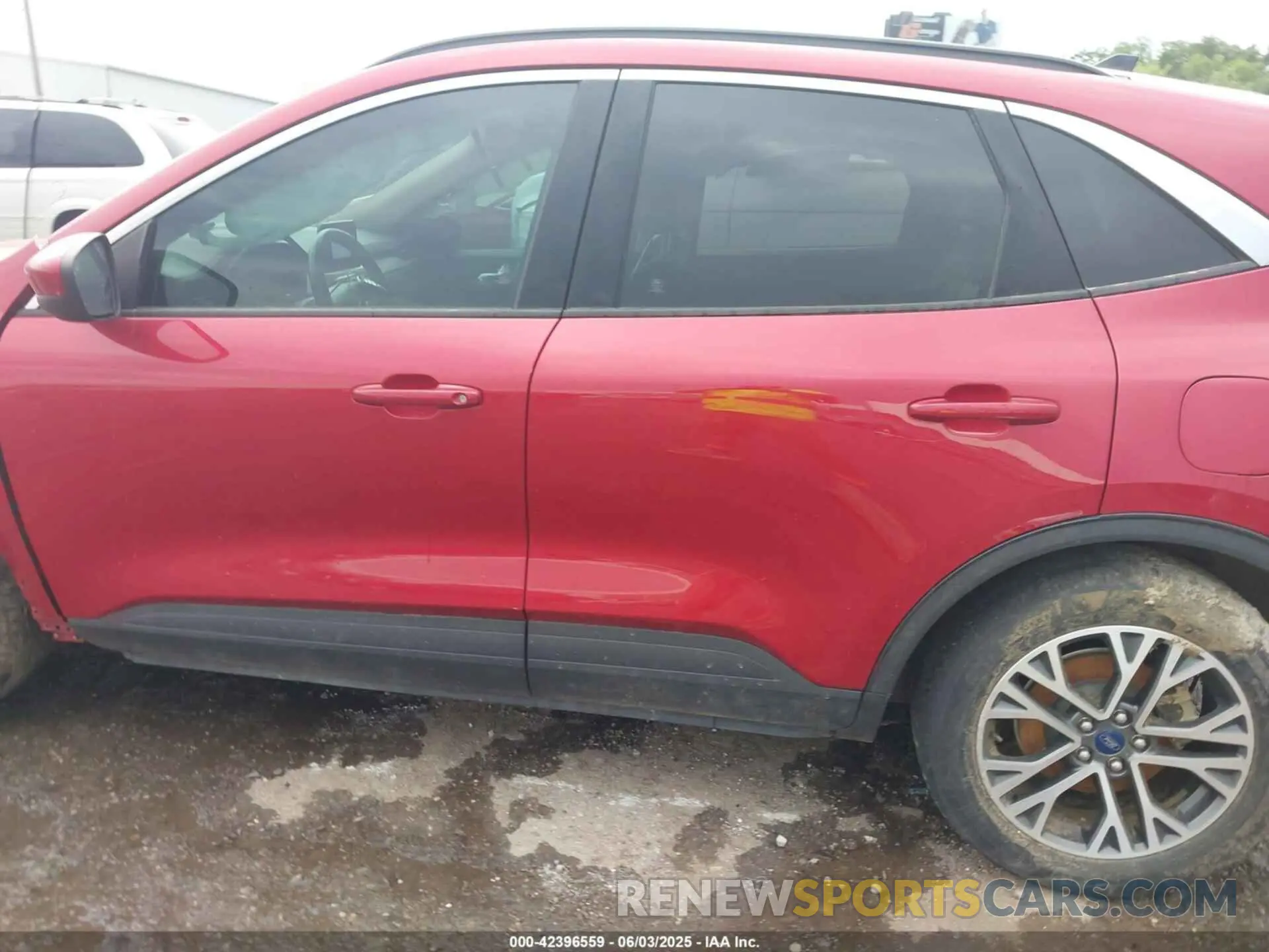 15 Photograph of a damaged car 1FMCU0H69LUA32402 FORD ESCAPE 2020
