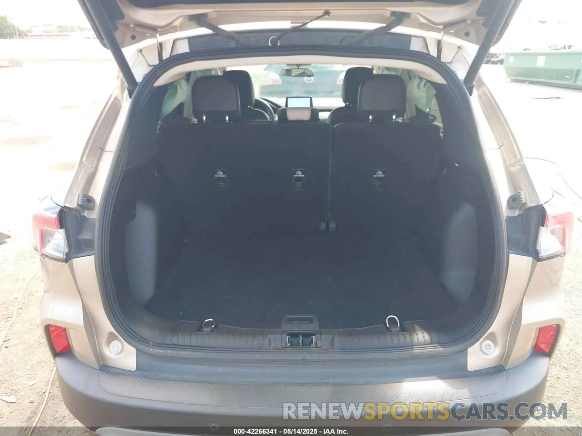 17 Photograph of a damaged car 1FMCU0H69LUB23895 FORD ESCAPE 2020