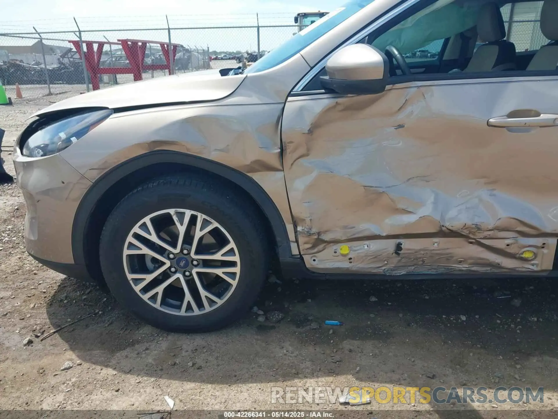 6 Photograph of a damaged car 1FMCU0H69LUB23895 FORD ESCAPE 2020