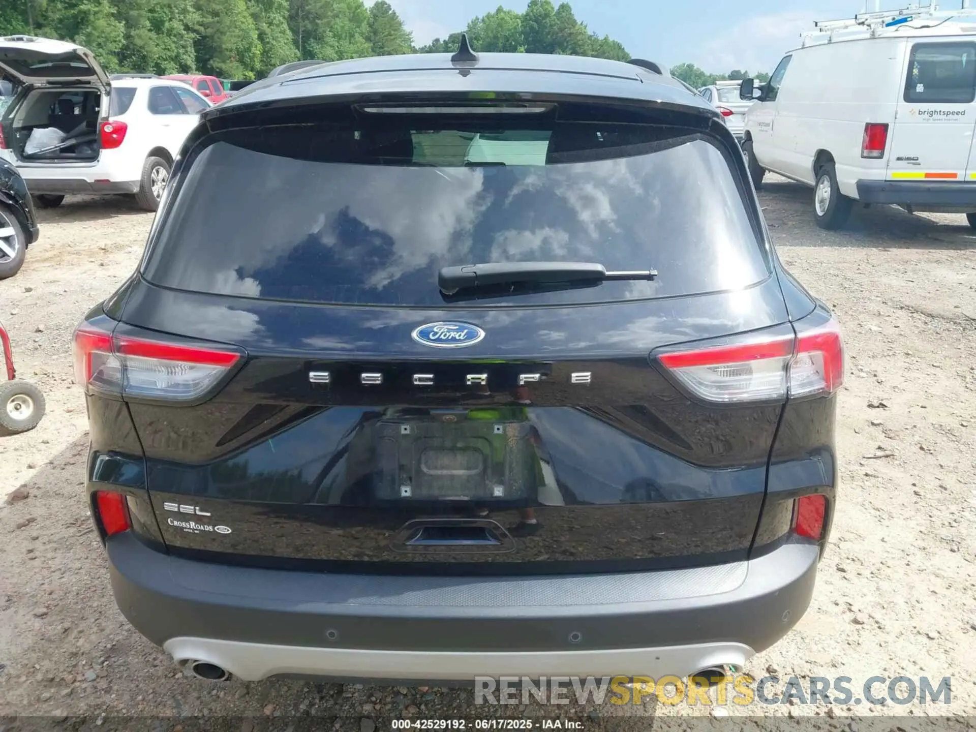 17 Photograph of a damaged car 1FMCU0H6XLUC73739 FORD ESCAPE 2020