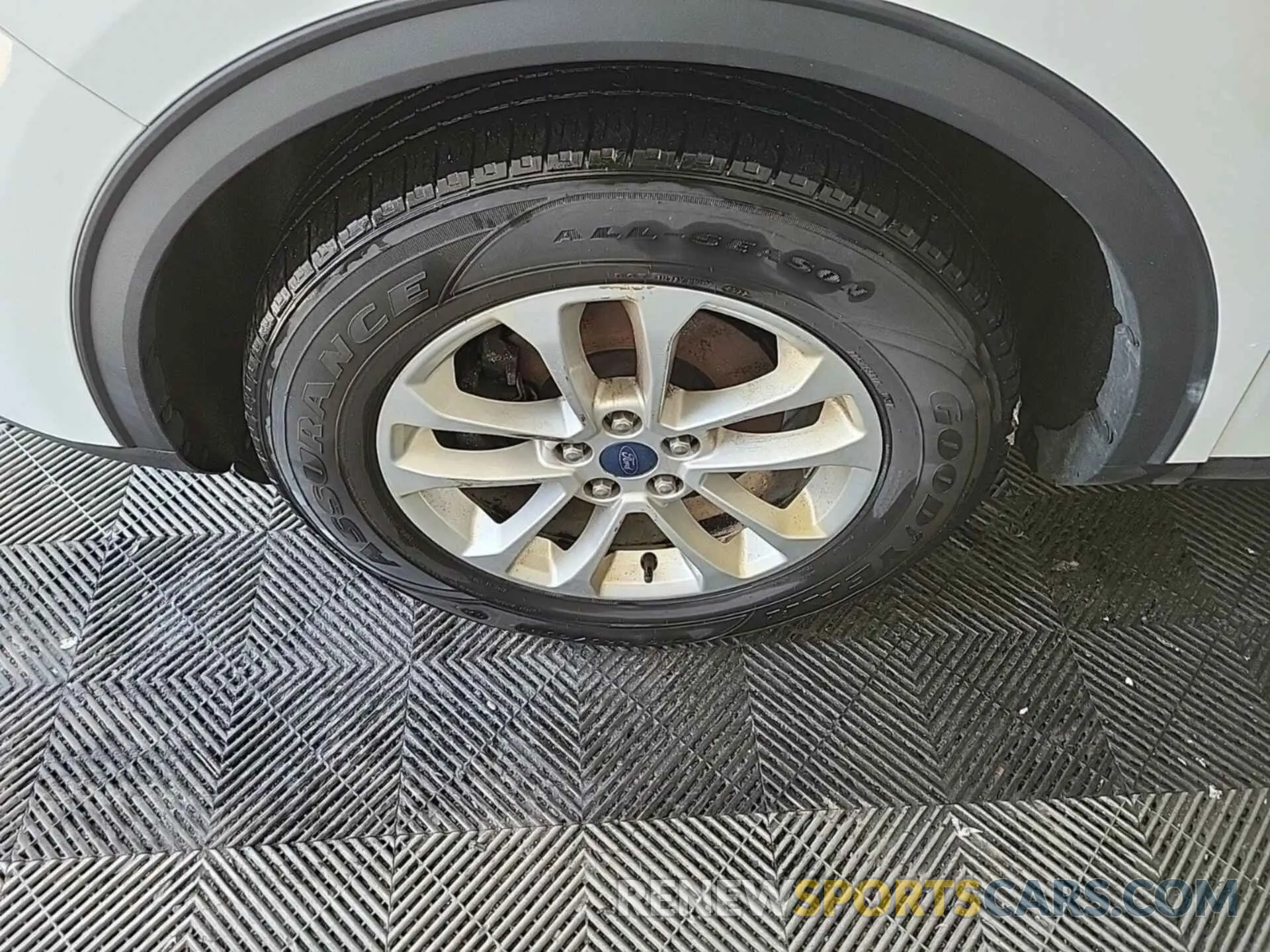 17 Photograph of a damaged car 1FMCU9G63LUB81331 FORD ESCAPE 2020
