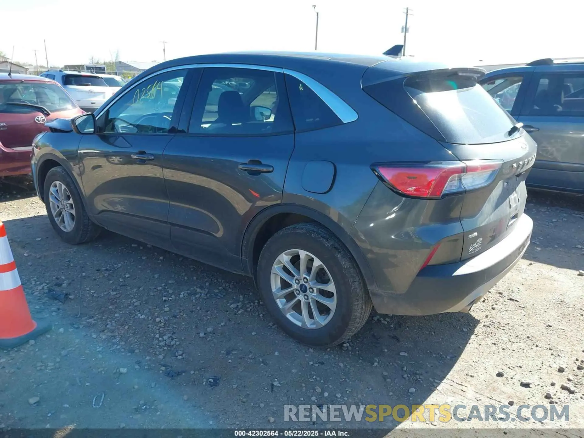 3 Фотография поврежденного автомобиля 1FMCU9G63LUC13520 FORD ESCAPE 2020