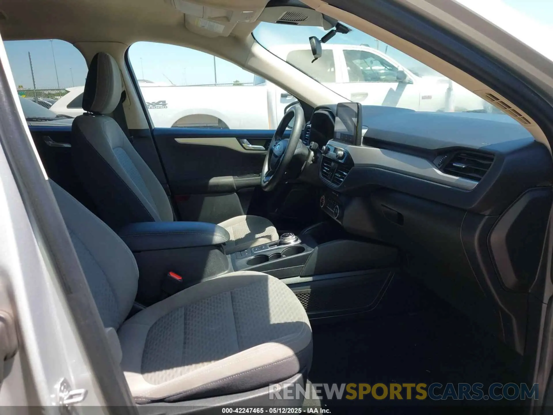 5 Photograph of a damaged car 1FMCU9G64LUB43526 FORD ESCAPE 2020