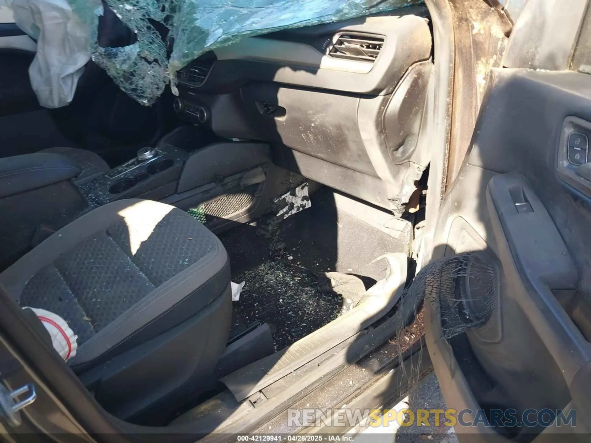 5 Photograph of a damaged car 1FMCU9G67LUC37416 FORD ESCAPE 2020