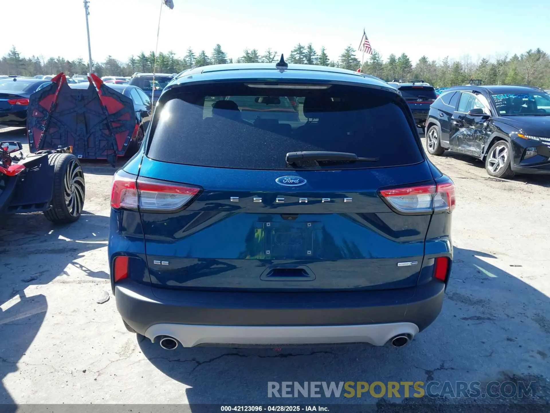 17 Photograph of a damaged car 1FMCU9G68LUA88952 FORD ESCAPE 2020