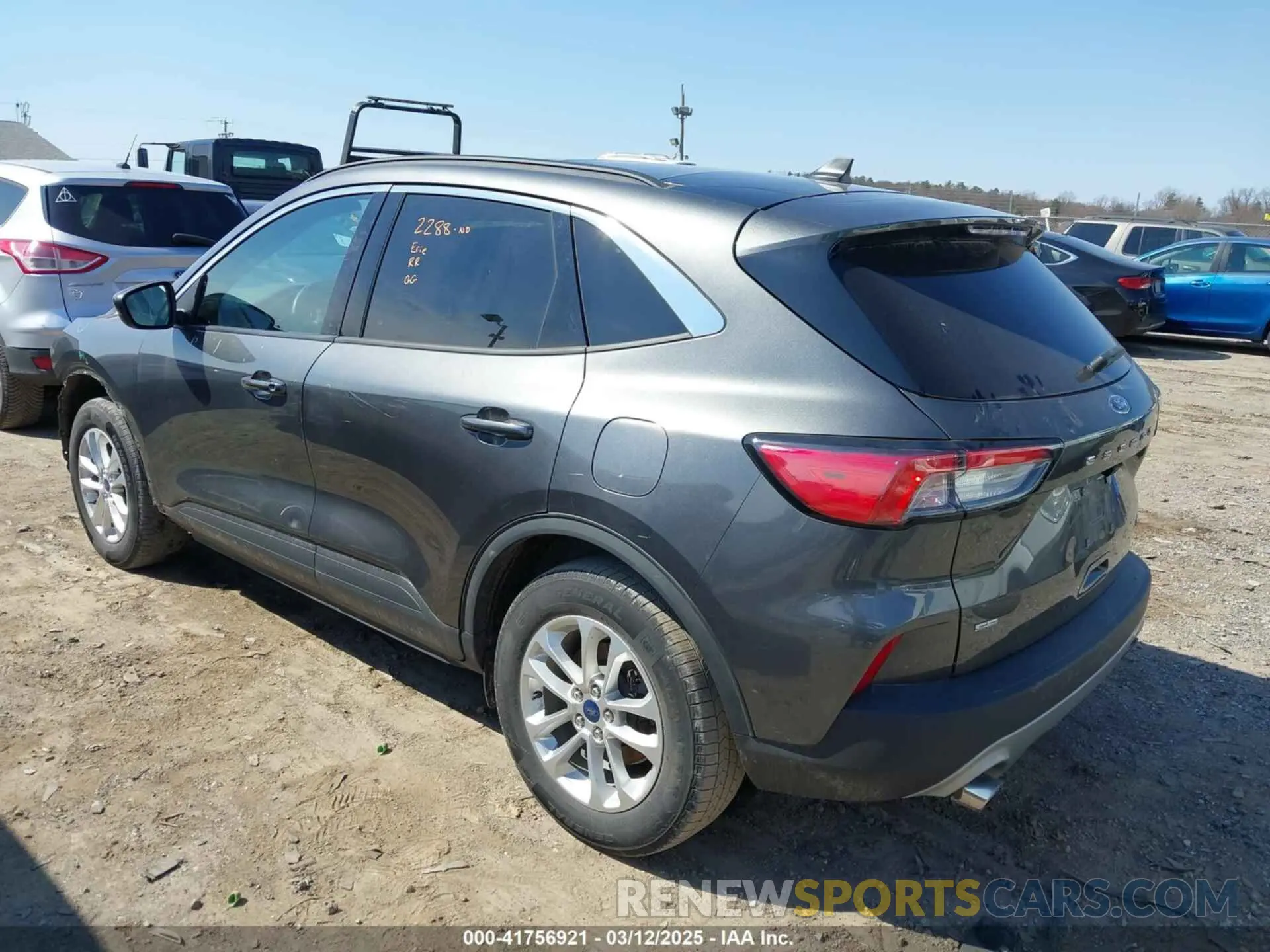 3 Фотография поврежденного автомобиля 1FMCU9G68LUB37518 FORD ESCAPE 2020