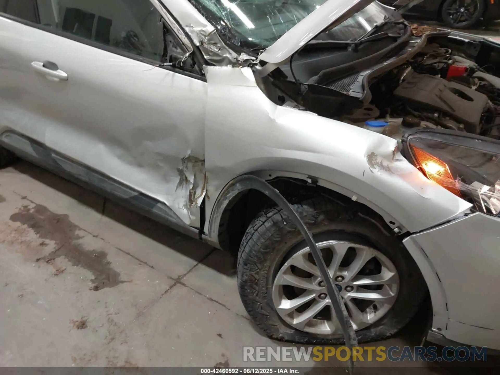 6 Photograph of a damaged car 1FMCU9G68LUB68719 FORD ESCAPE 2020