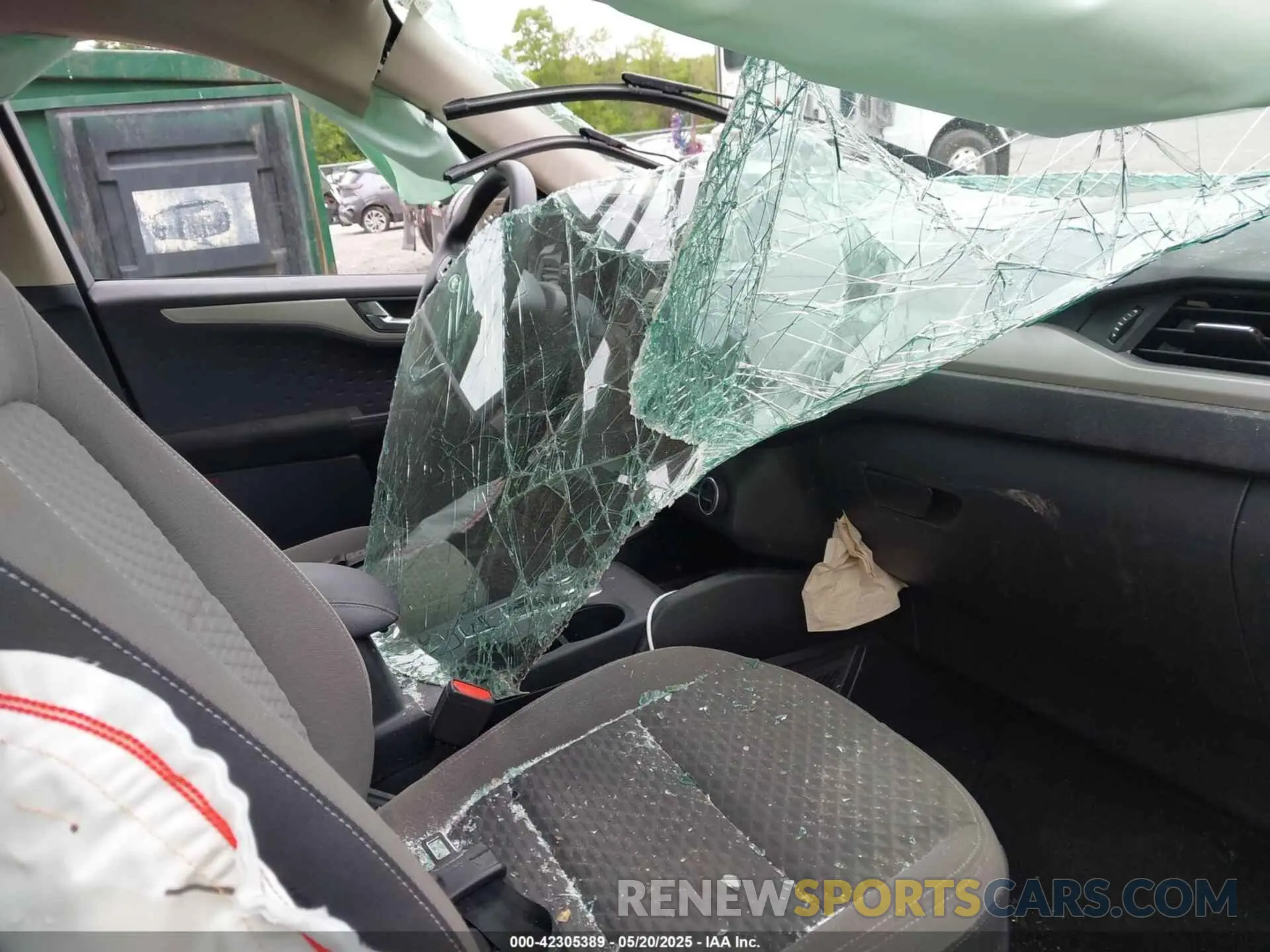 5 Photograph of a damaged car 1FMCU9G69LUC37966 FORD ESCAPE 2020