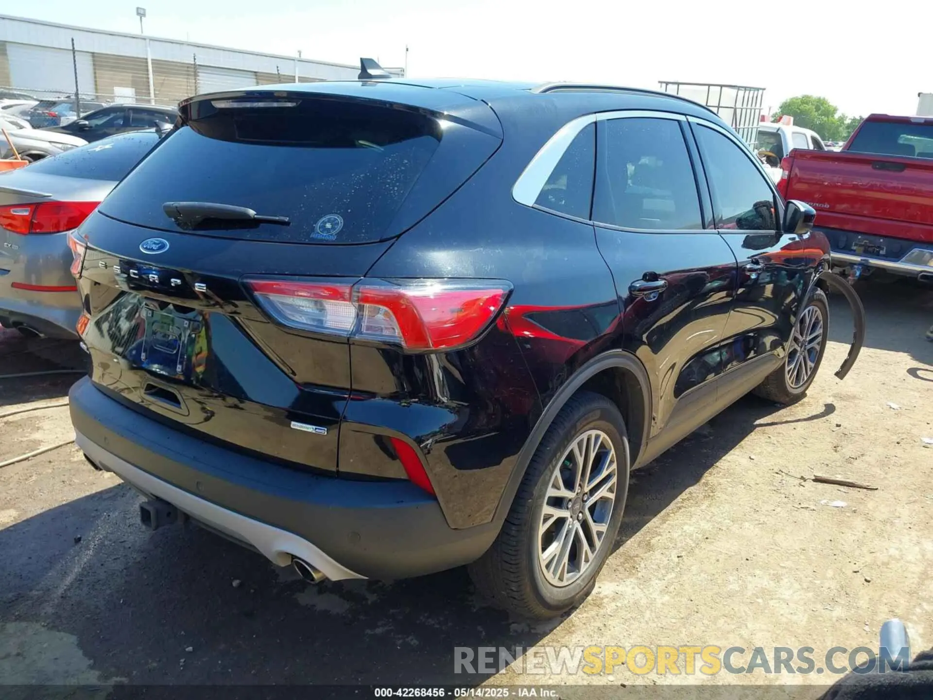 4 Photograph of a damaged car 1FMCU9H91LUB86584 FORD ESCAPE 2020