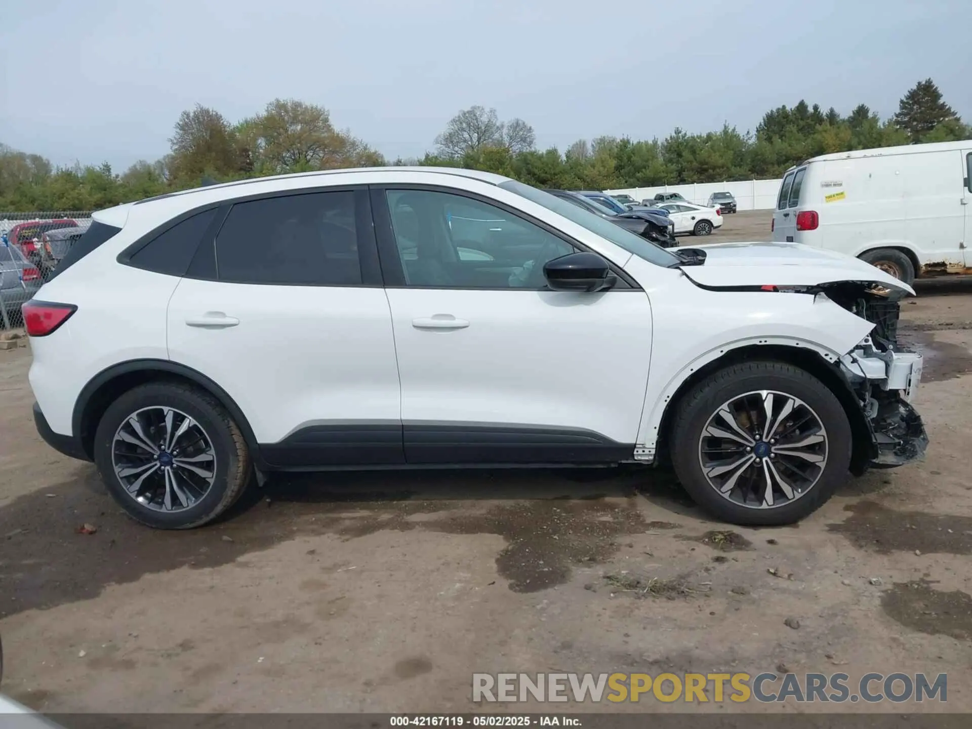 13 Photograph of a damaged car 1FMCU0G63MUA46962 FORD ESCAPE 2021