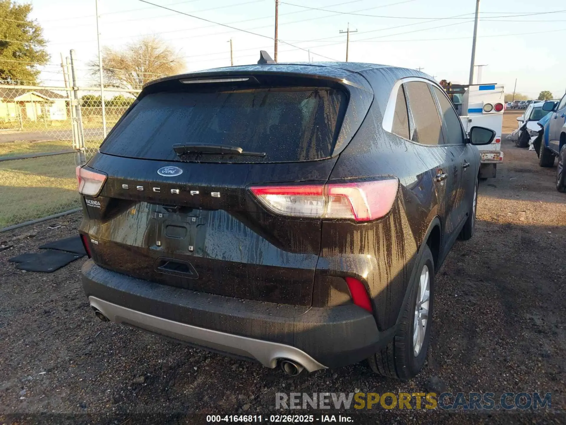 4 Photograph of a damaged car 1FMCU0G67MUB29746 FORD ESCAPE 2021