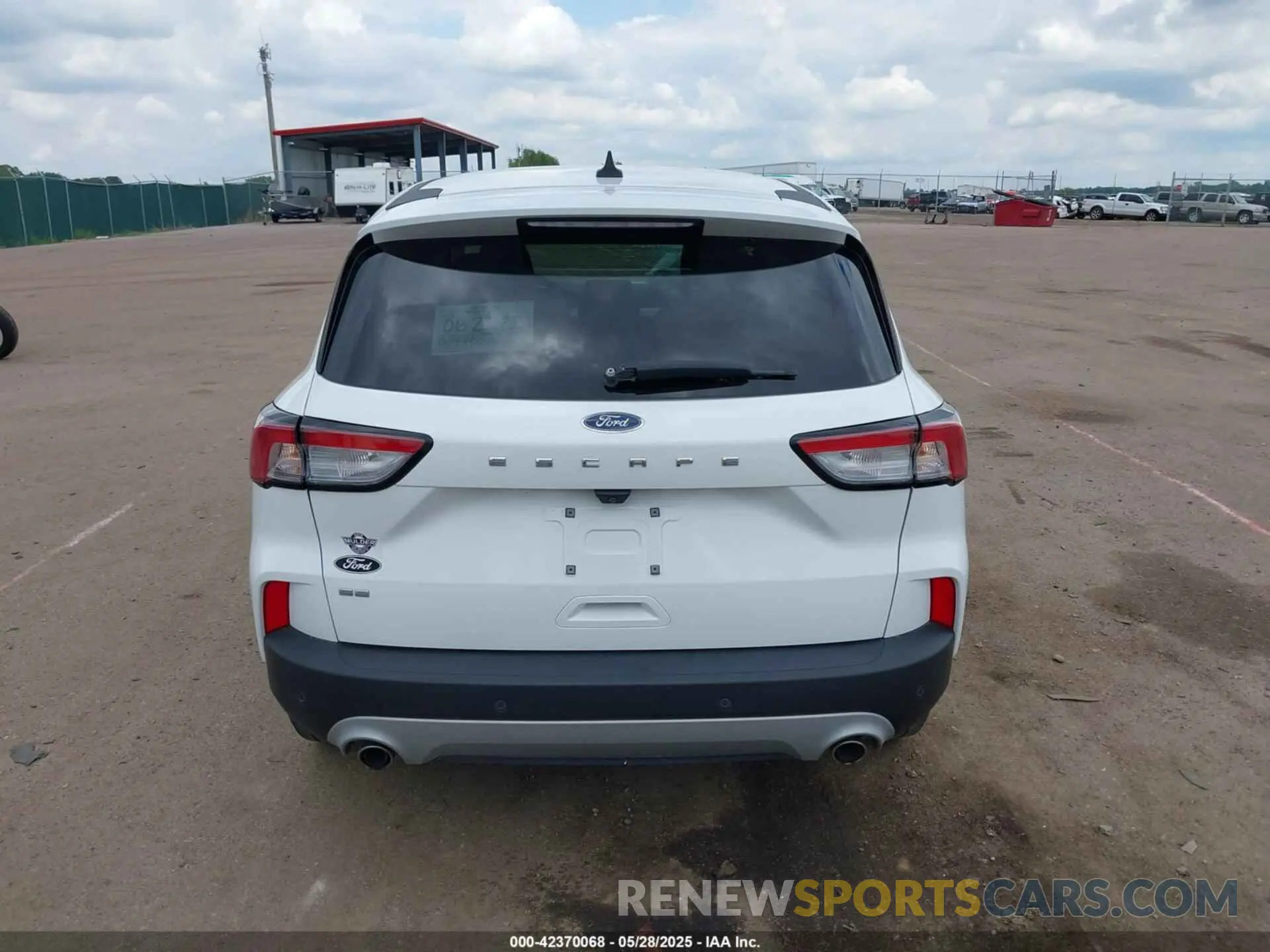 16 Photograph of a damaged car 1FMCU0G6XMUA67856 FORD ESCAPE 2021