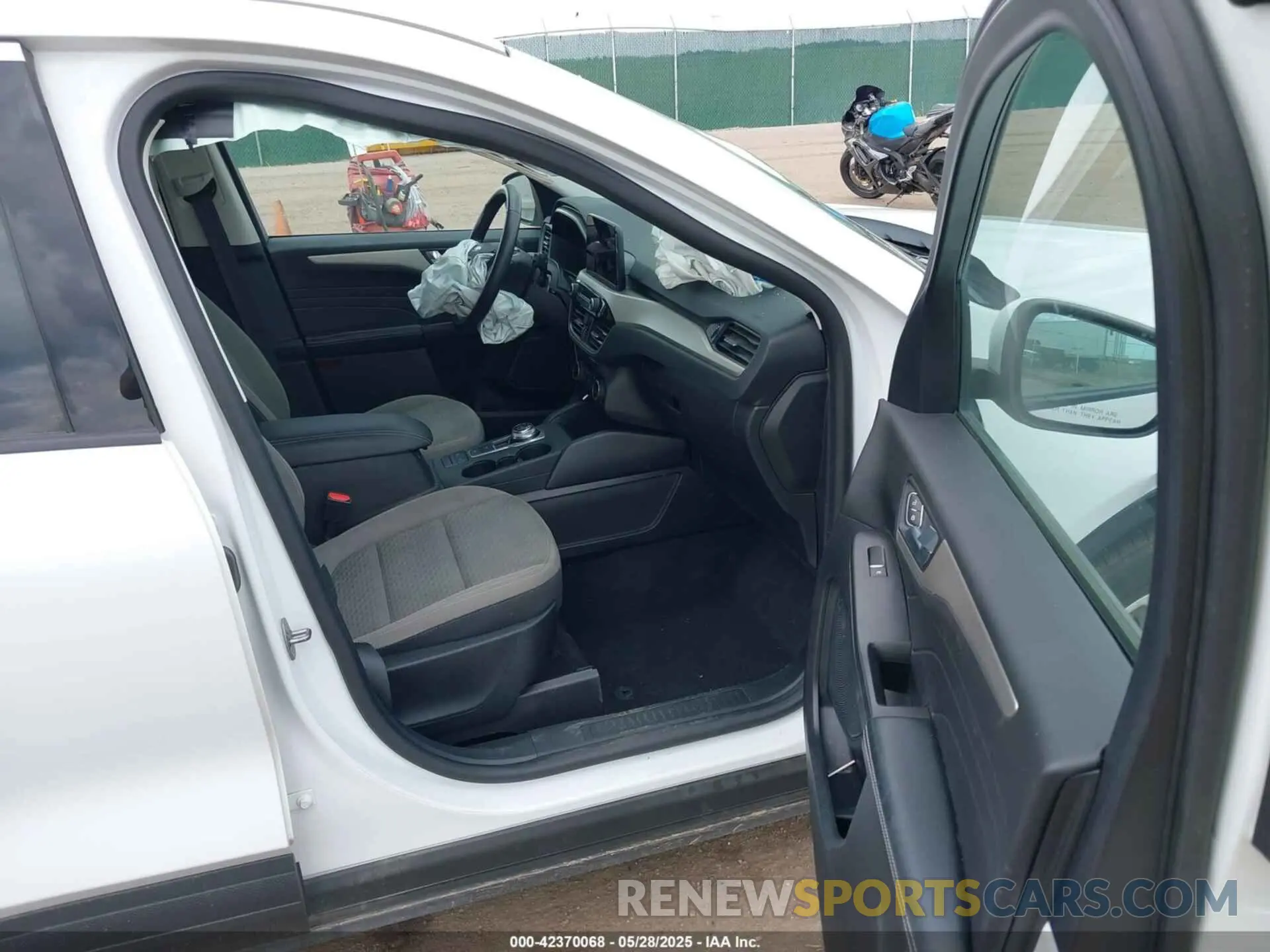 5 Photograph of a damaged car 1FMCU0G6XMUA67856 FORD ESCAPE 2021