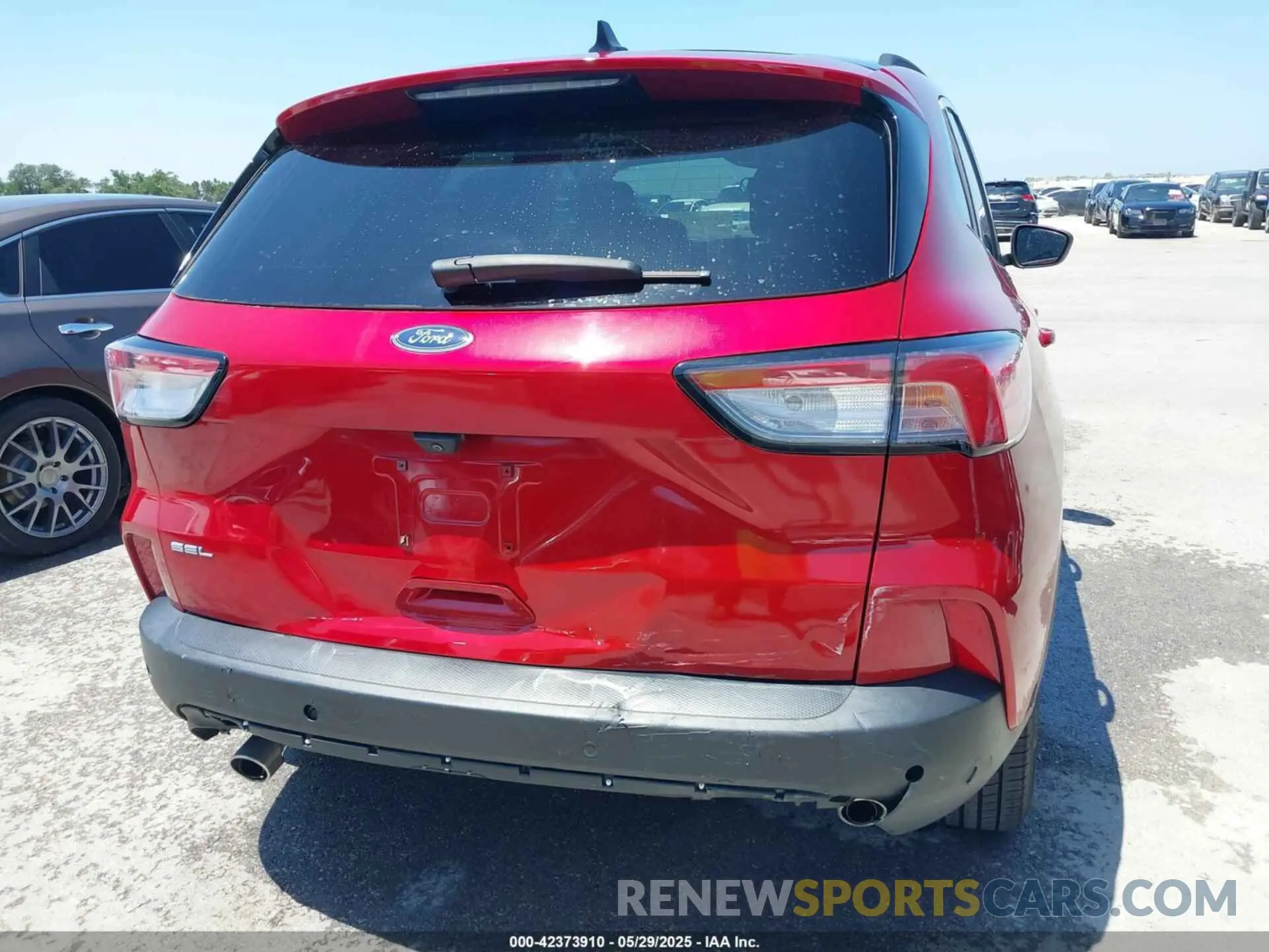 18 Photograph of a damaged car 1FMCU0H67MUA11050 FORD ESCAPE 2021