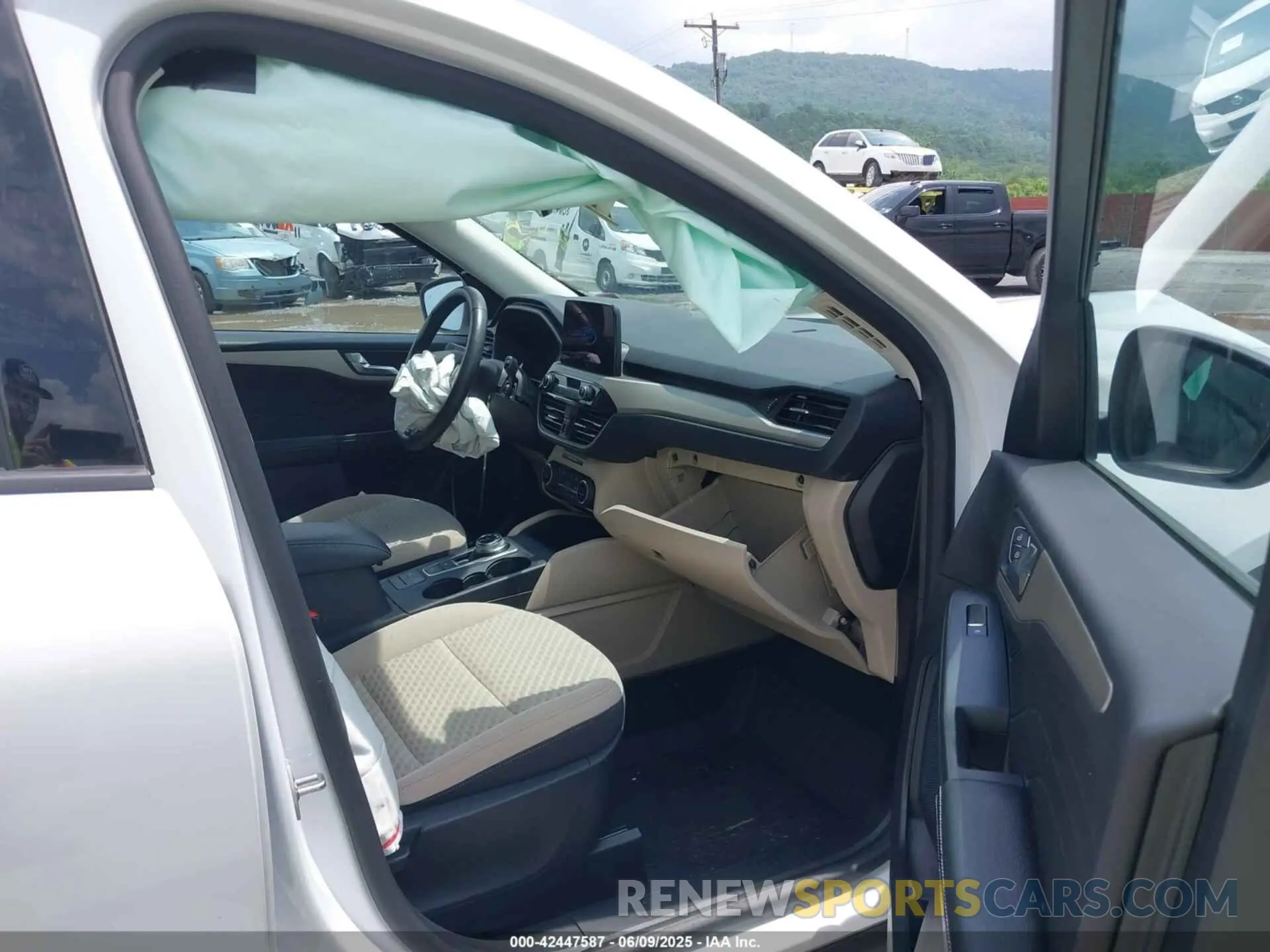 5 Photograph of a damaged car 1FMCU9G61MUA30151 FORD ESCAPE 2021