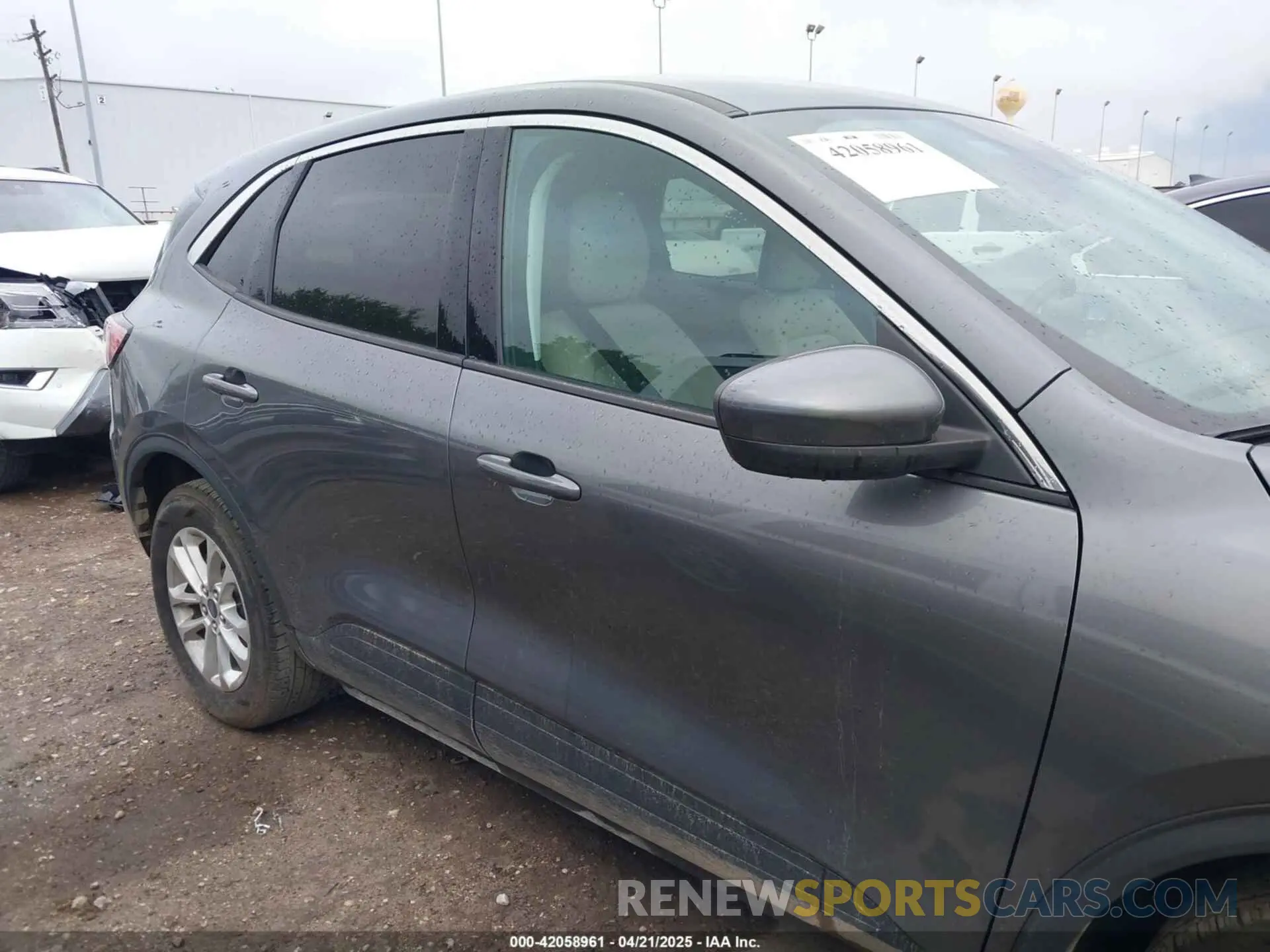 14 Photograph of a damaged car 1FMCU9G66MUA37712 FORD ESCAPE 2021