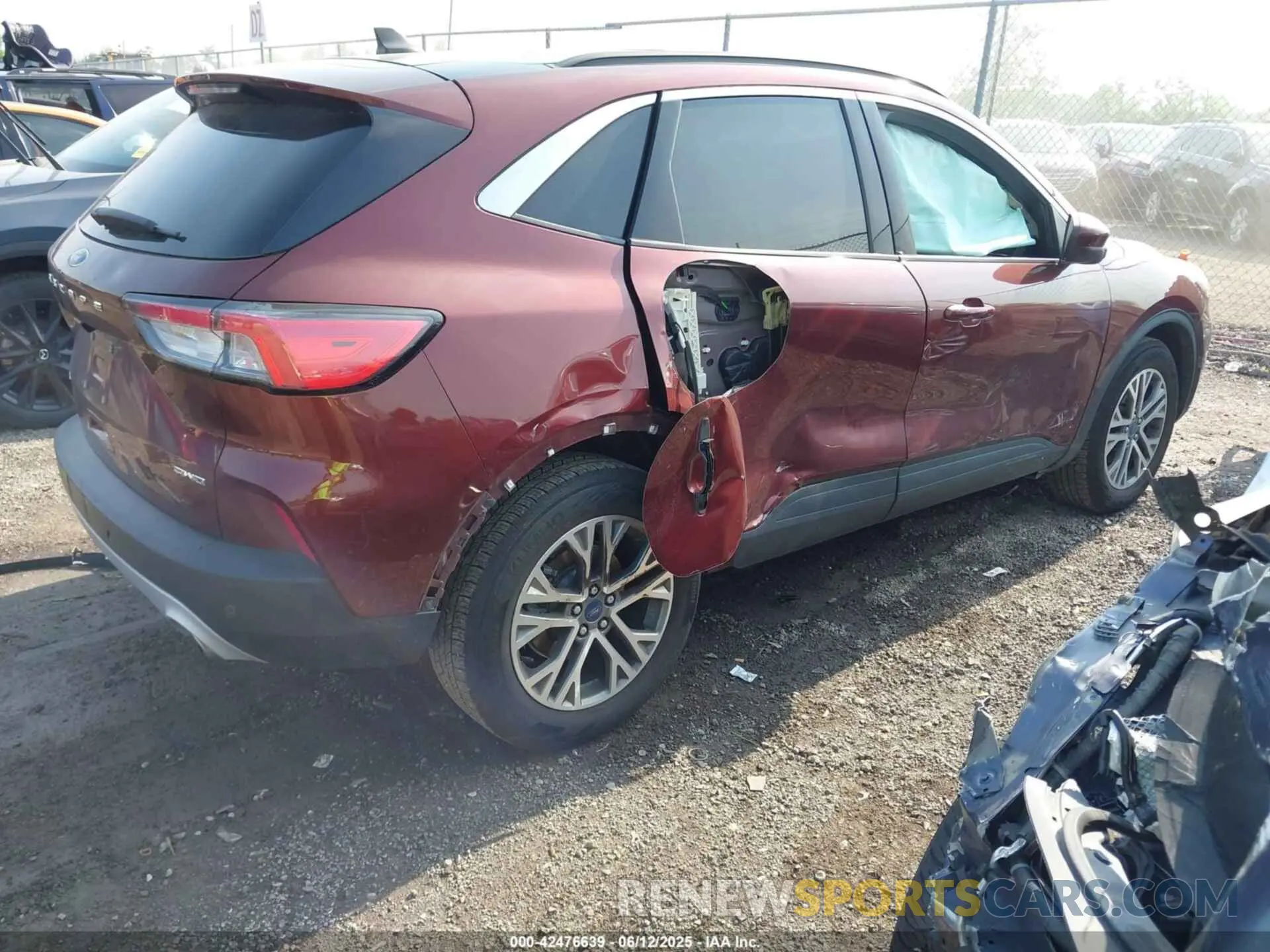 4 Photograph of a damaged car 1FMCU9H60MUA61602 FORD ESCAPE 2021
