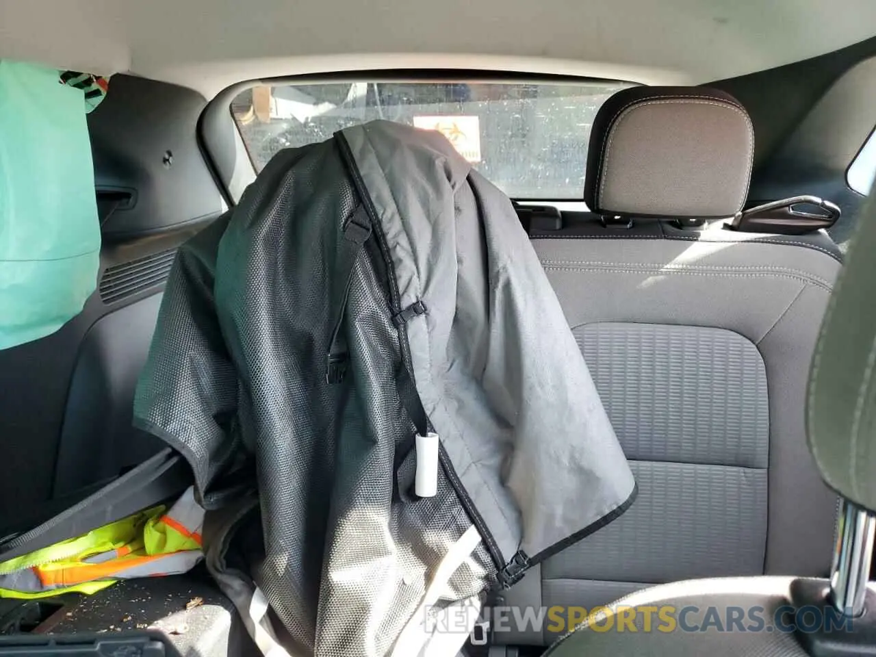 10 Photograph of a damaged car 1FMCU0F69NUB18377 FORD ESCAPE 2022