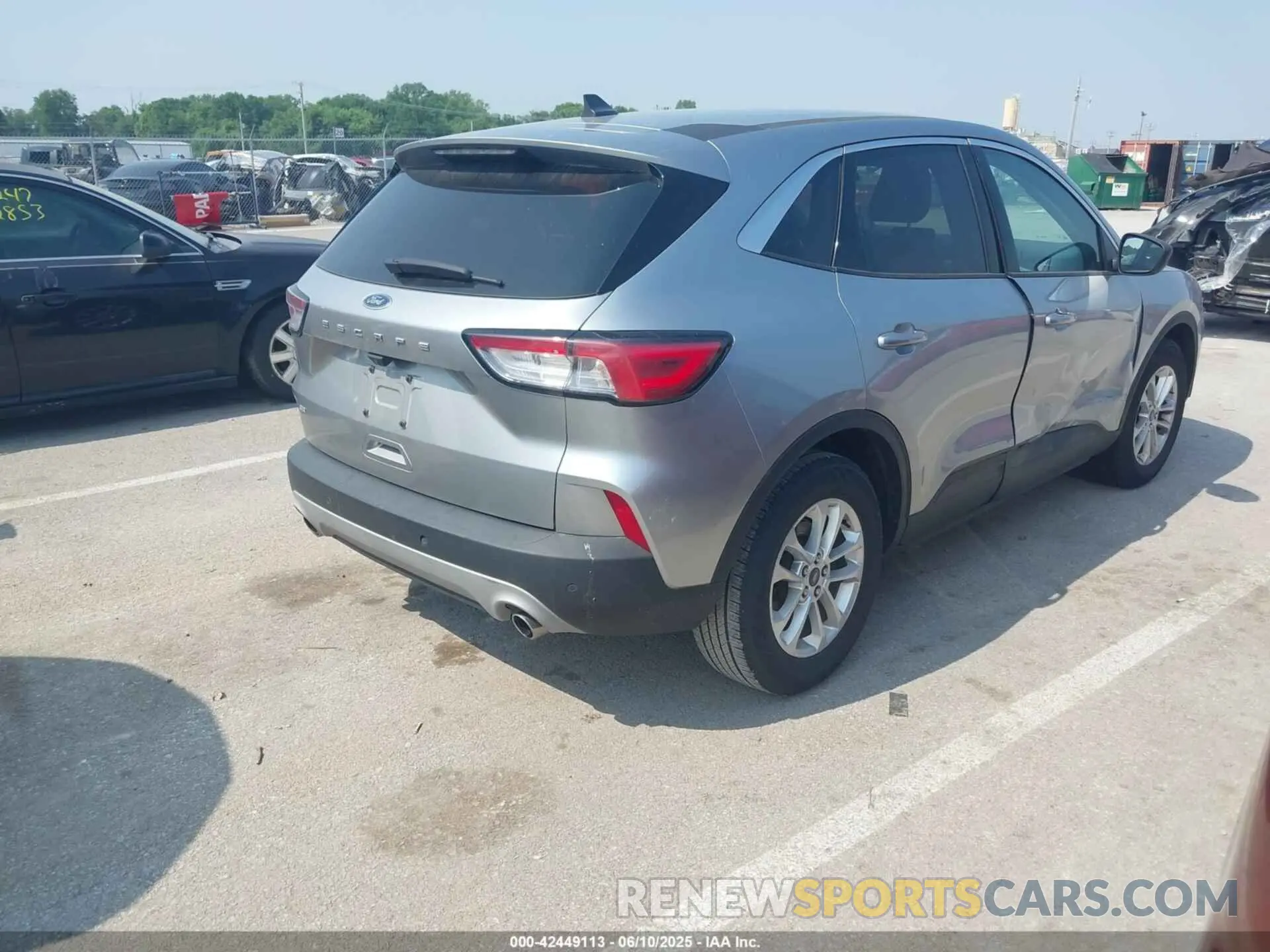 4 Photograph of a damaged car 1FMCU0G60NUB40699 FORD ESCAPE 2022