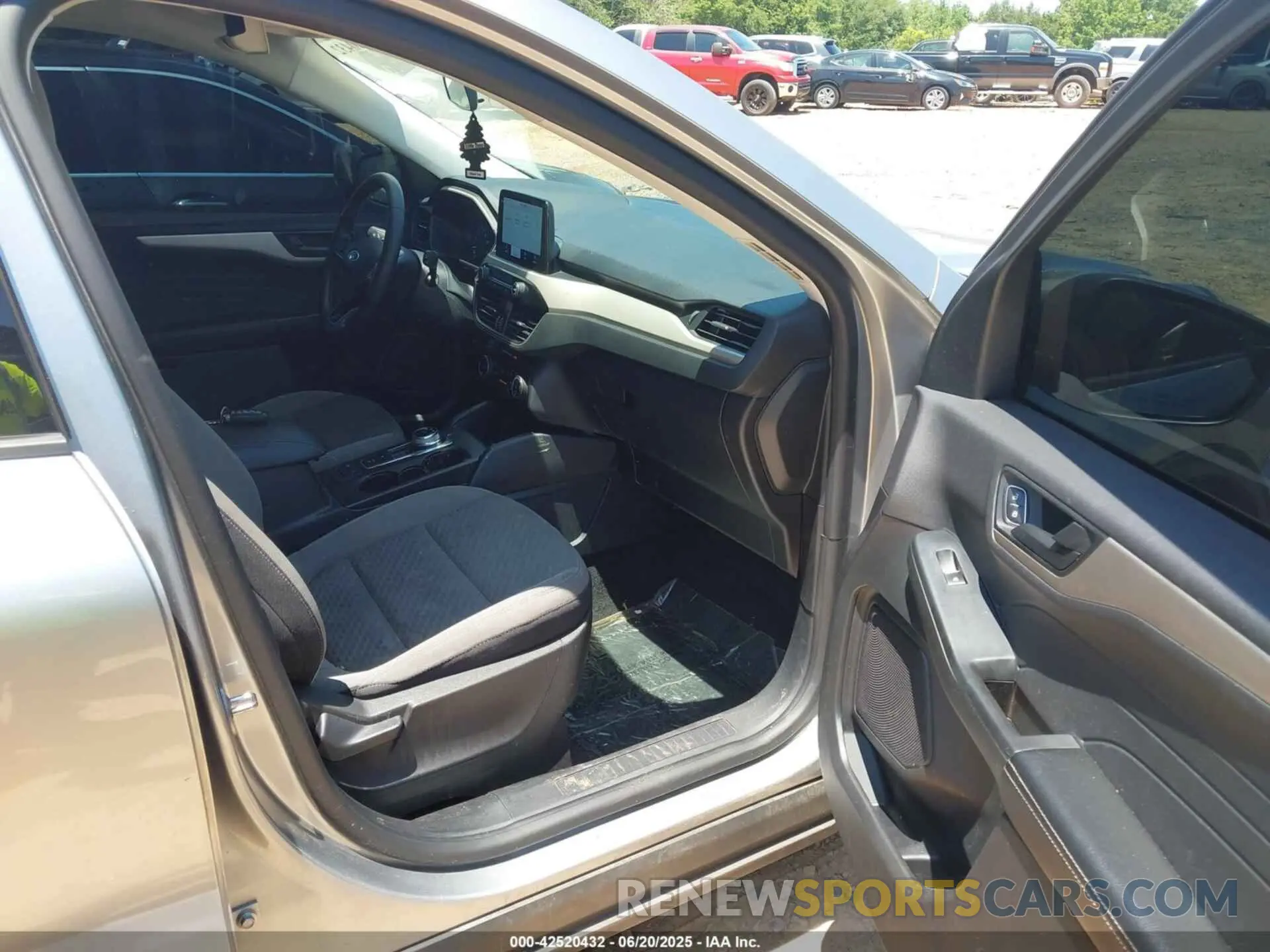 5 Photograph of a damaged car 1FMCU0G60NUB96254 FORD ESCAPE 2022