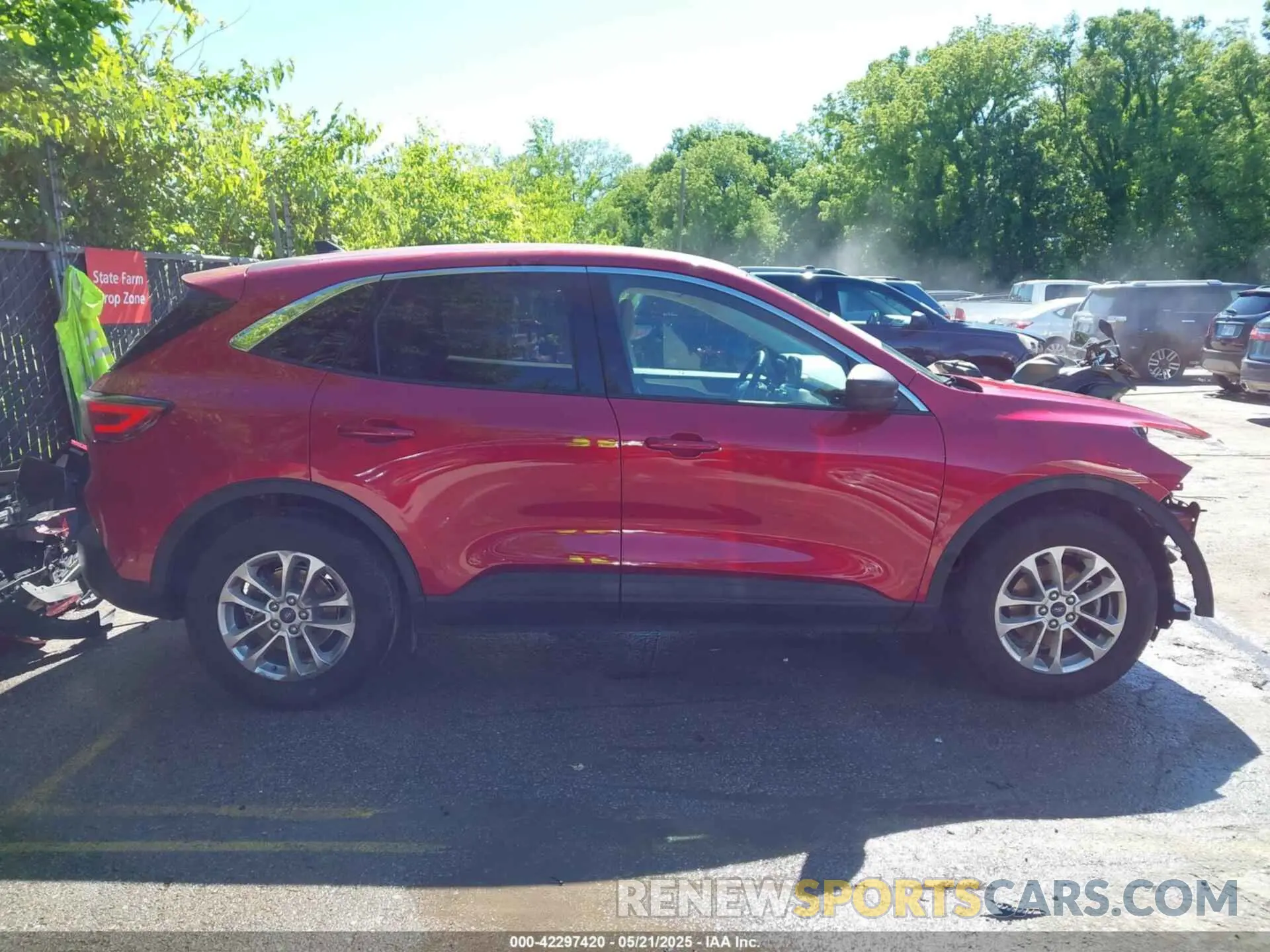 14 Photograph of a damaged car 1FMCU0G61NUB50870 FORD ESCAPE 2022