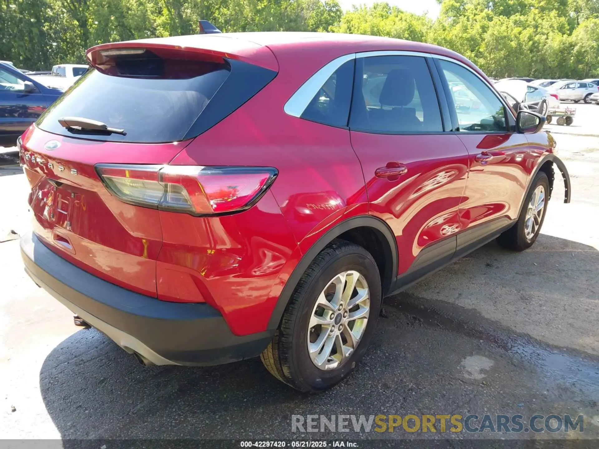 4 Photograph of a damaged car 1FMCU0G61NUB50870 FORD ESCAPE 2022