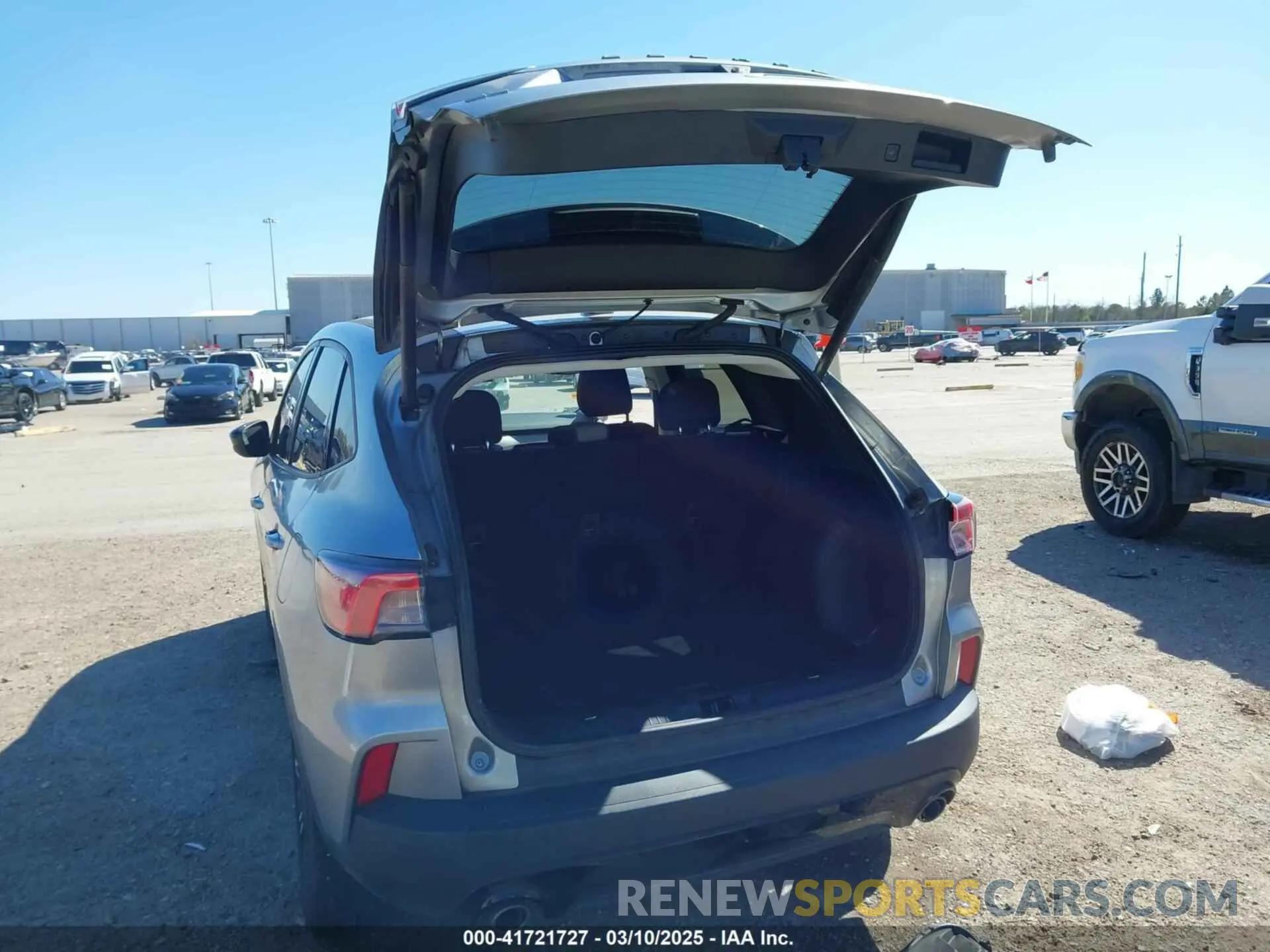 18 Photograph of a damaged car 1FMCU0G62NUA89710 FORD ESCAPE 2022