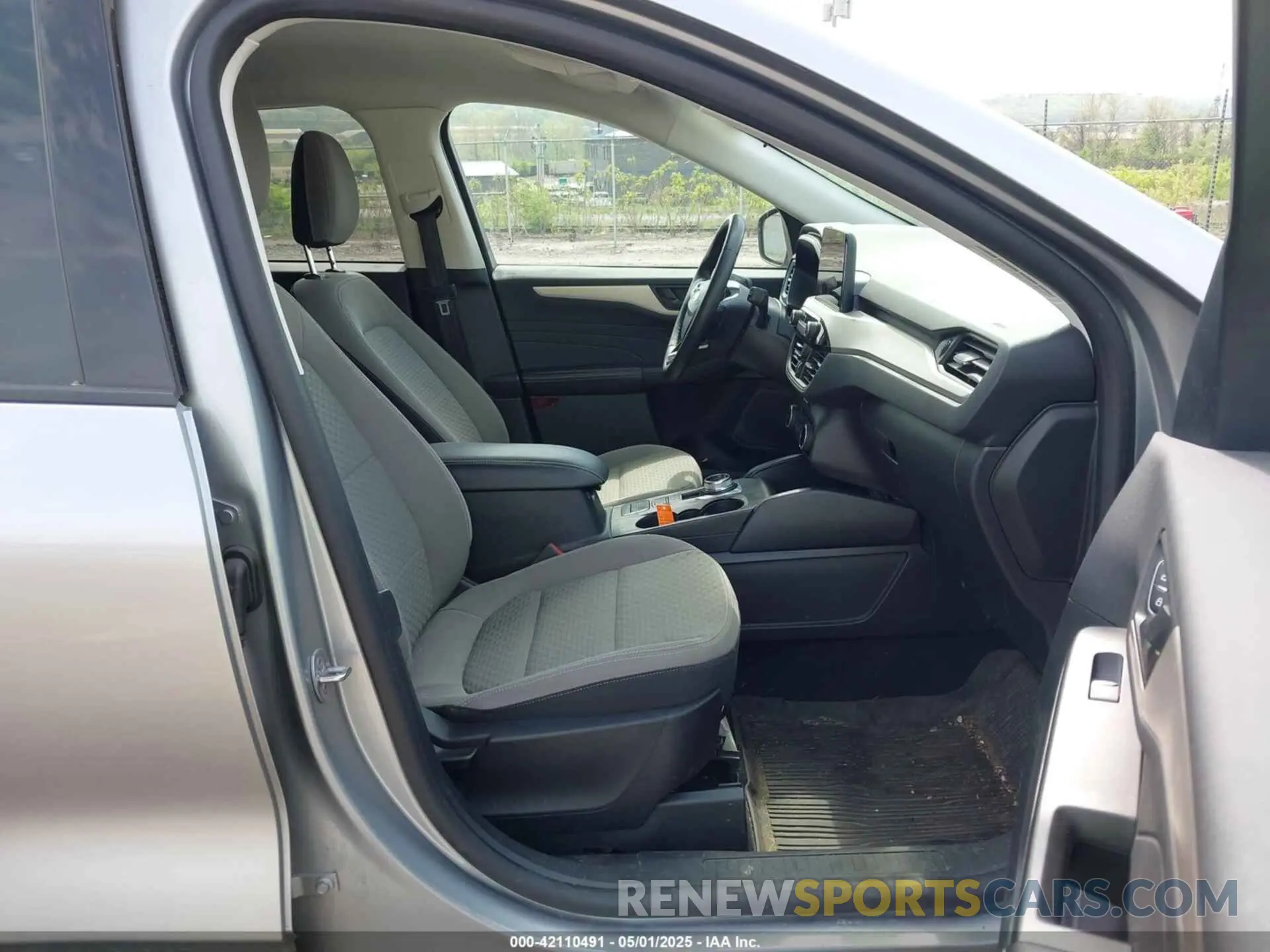 5 Photograph of a damaged car 1FMCU0G62NUB81349 FORD ESCAPE 2022