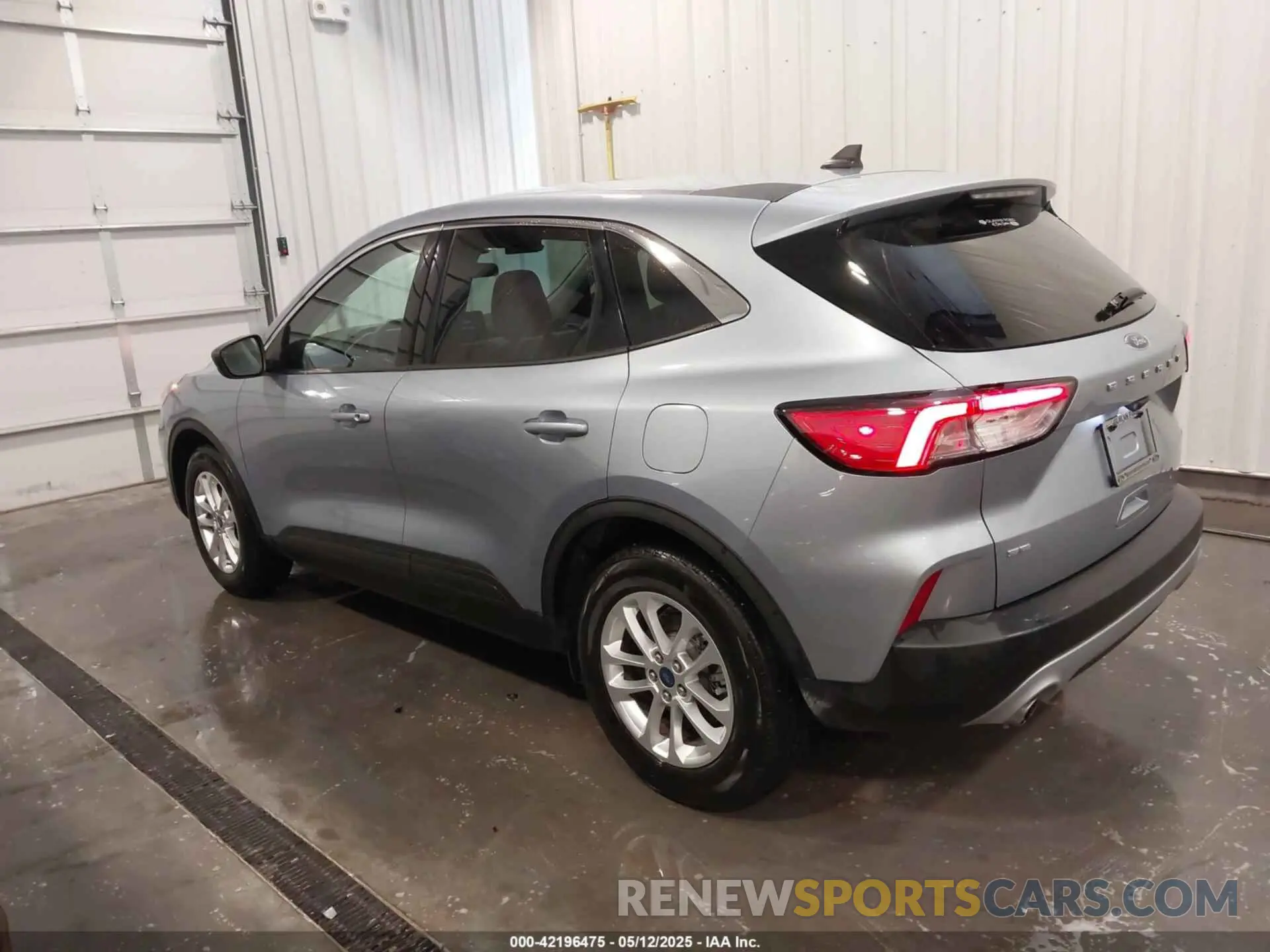 3 Photograph of a damaged car 1FMCU0G64NUB71518 FORD ESCAPE 2022