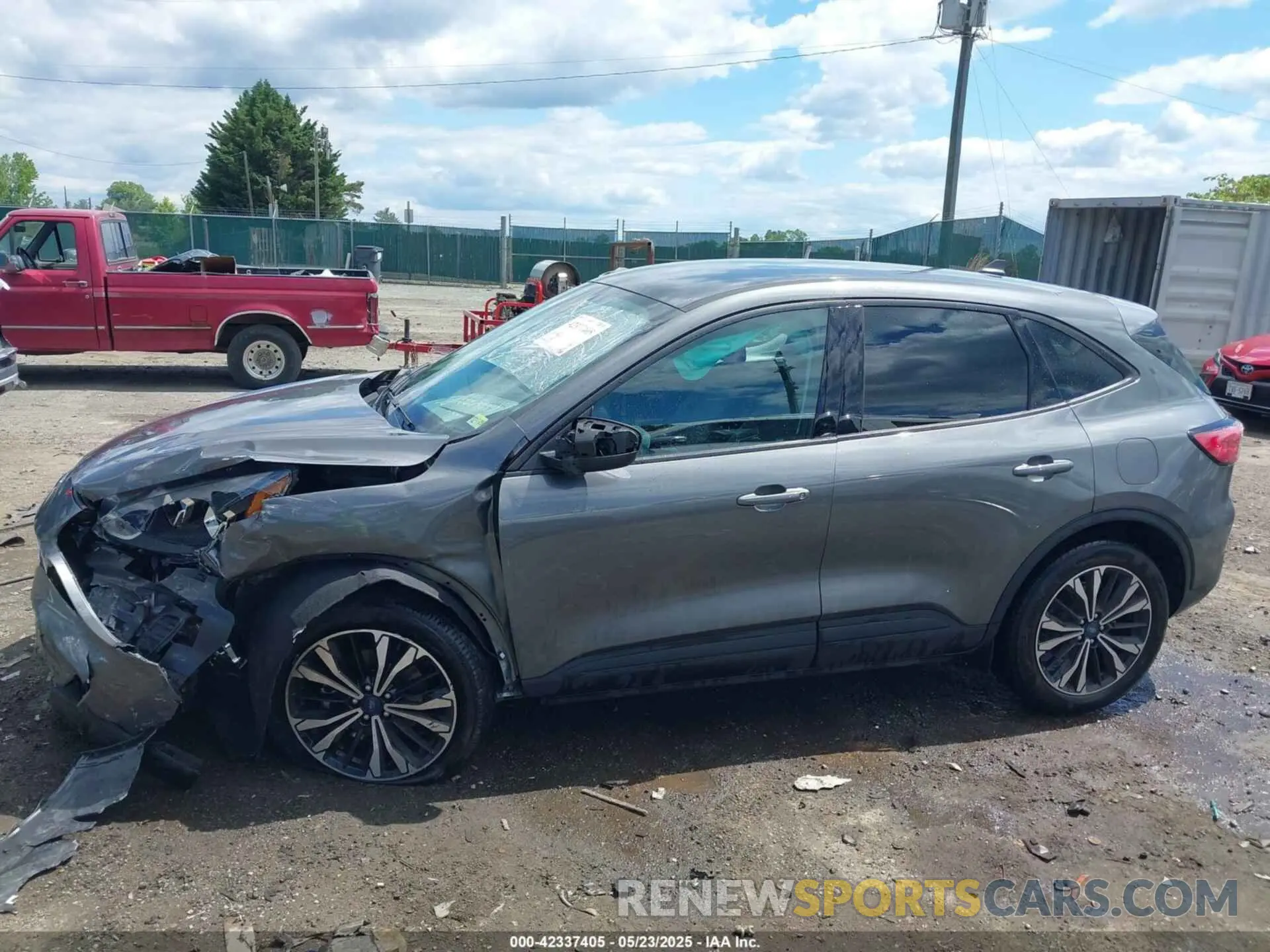 15 Photograph of a damaged car 1FMCU0G64NUB96239 FORD ESCAPE 2022