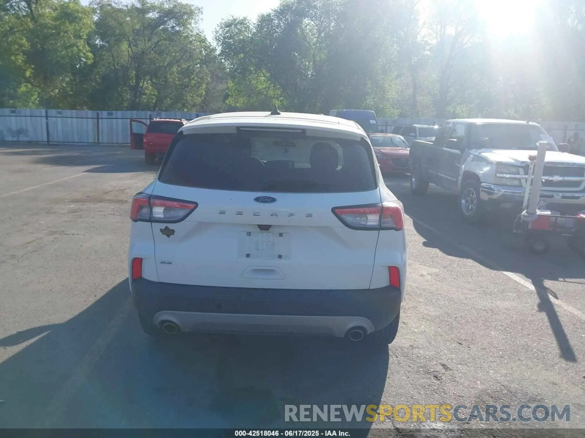 16 Photograph of a damaged car 1FMCU0G66NUB30484 FORD ESCAPE 2022