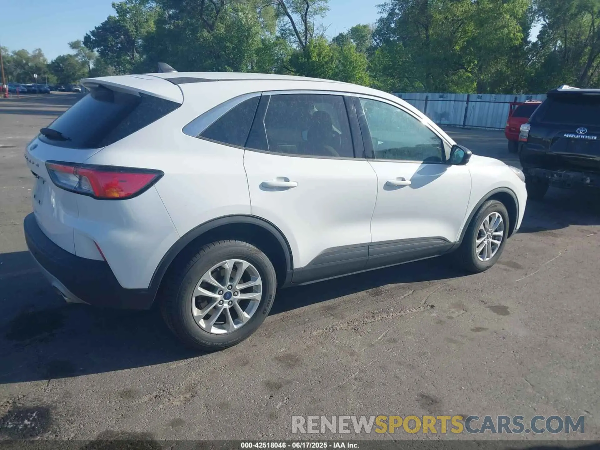 4 Photograph of a damaged car 1FMCU0G66NUB30484 FORD ESCAPE 2022