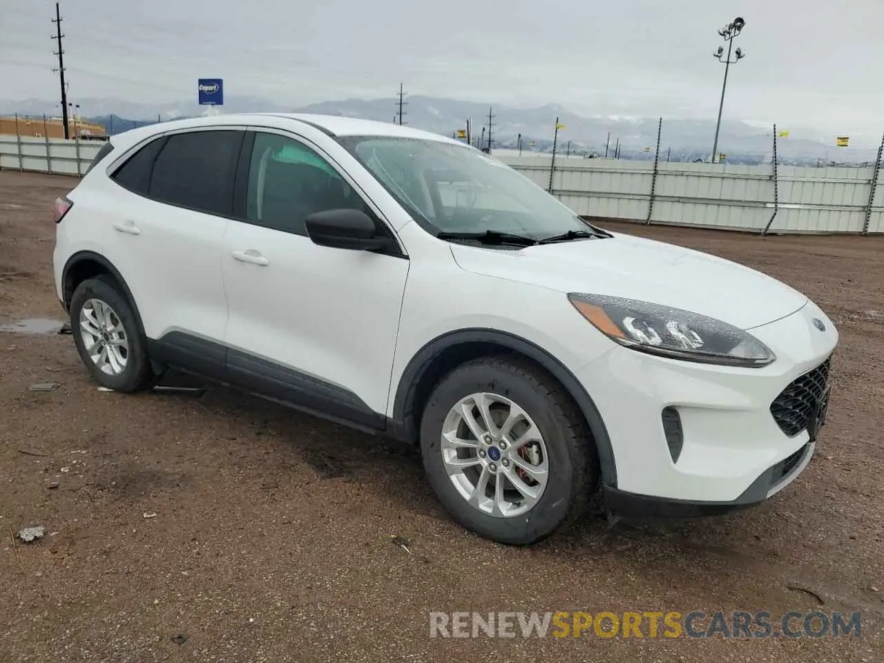 4 Photograph of a damaged car 1FMCU0G66NUB81743 FORD ESCAPE 2022
