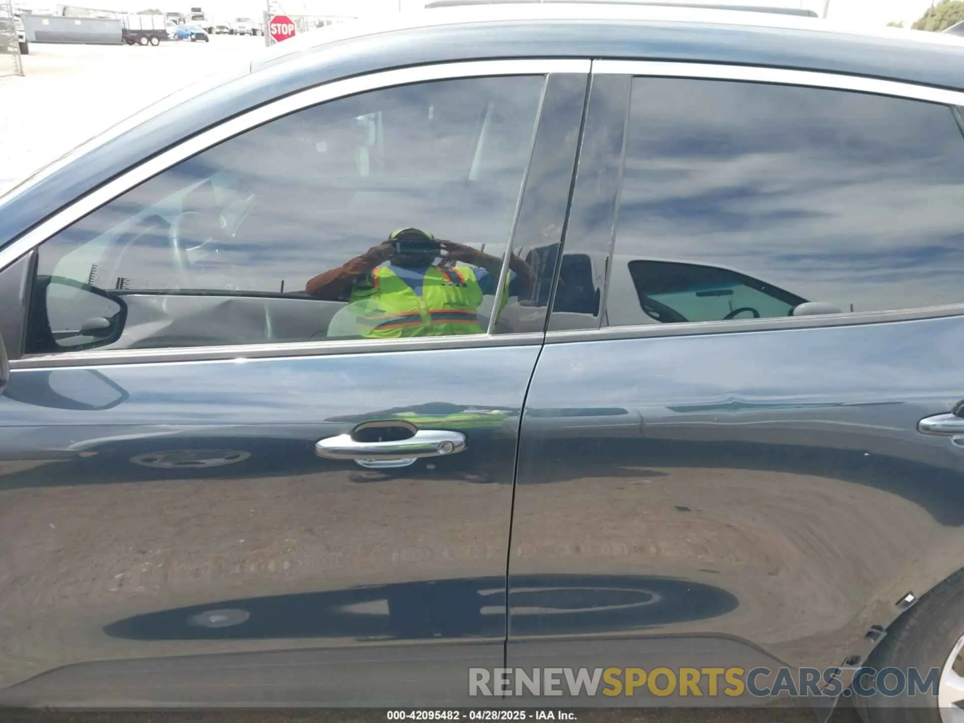15 Photograph of a damaged car 1FMCU0G67NUB83713 FORD ESCAPE 2022