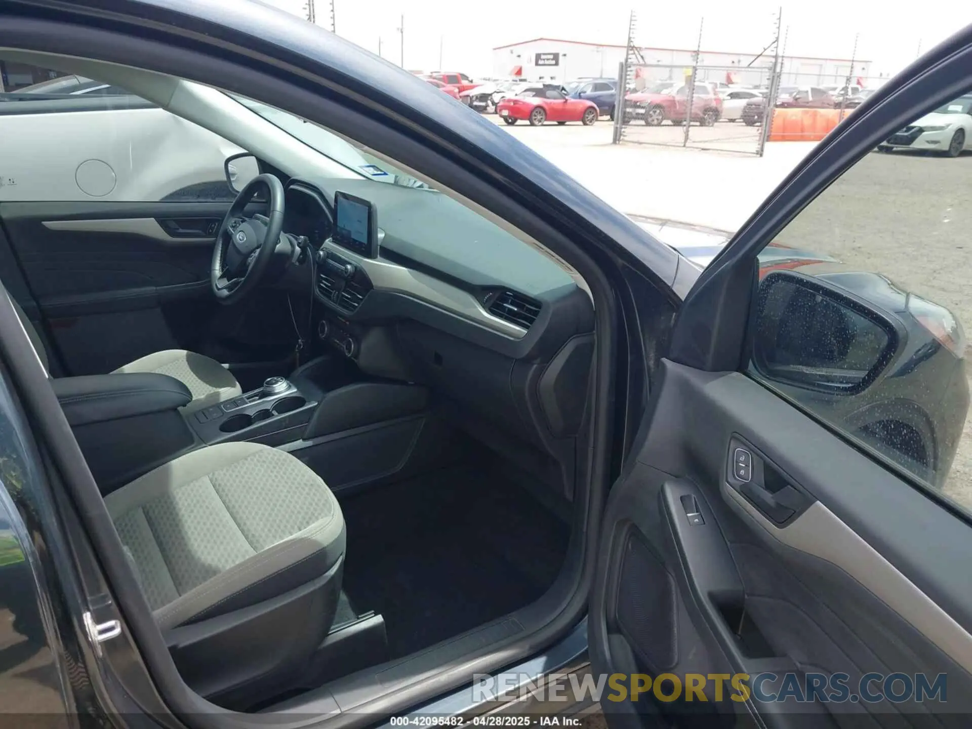 5 Photograph of a damaged car 1FMCU0G67NUB83713 FORD ESCAPE 2022
