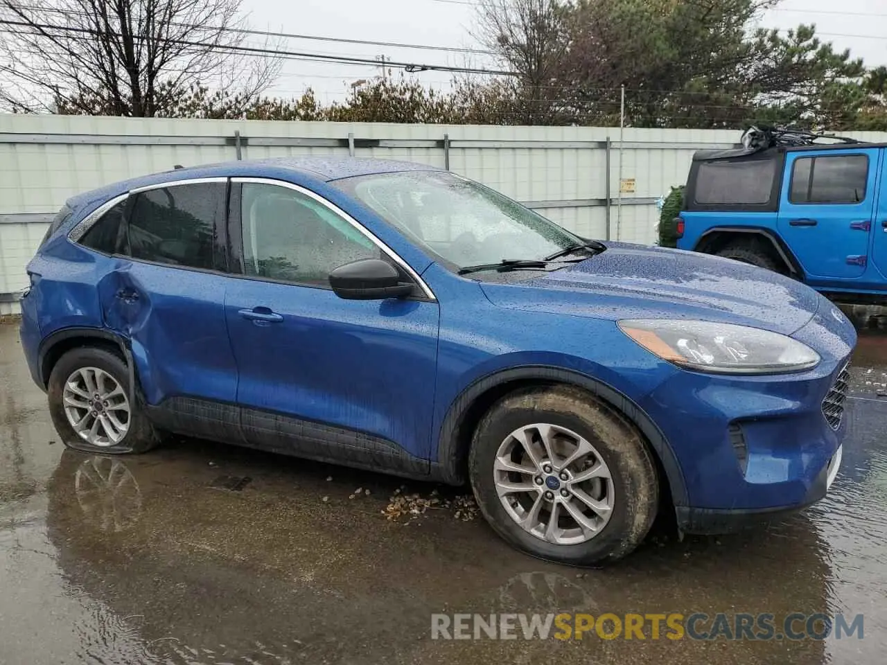 4 Photograph of a damaged car 1FMCU0G68NUA73317 FORD ESCAPE 2022