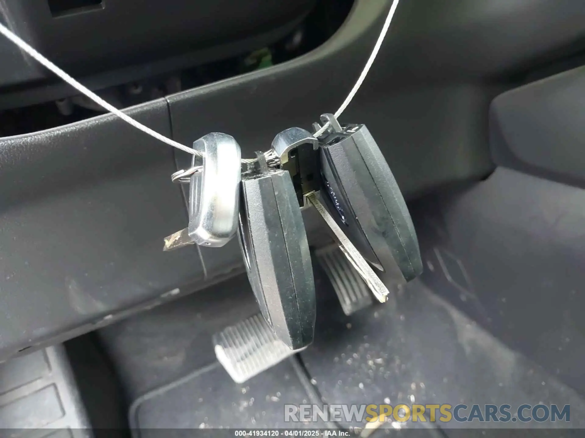 11 Photograph of a damaged car 1FMCU0G68NUB87317 FORD ESCAPE 2022