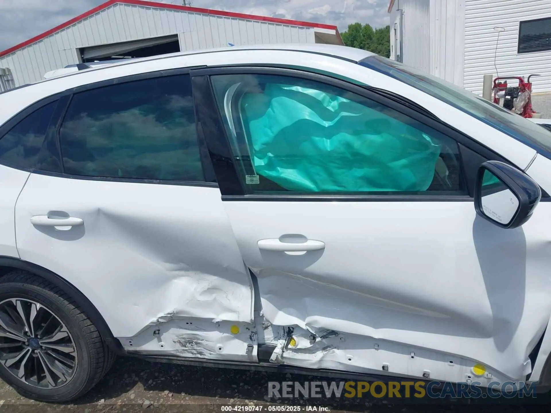 13 Photograph of a damaged car 1FMCU0G69NUB93014 FORD ESCAPE 2022