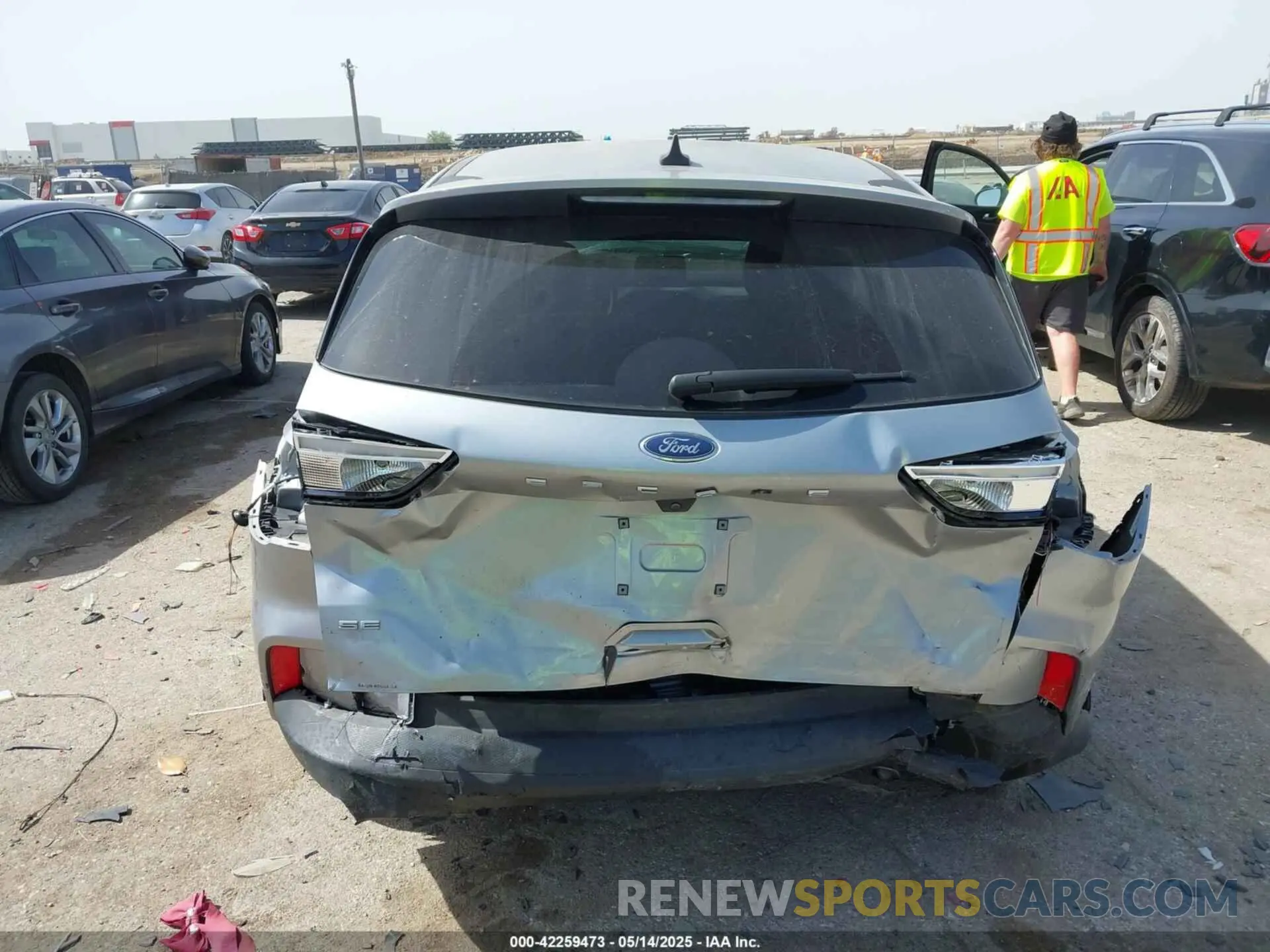 16 Photograph of a damaged car 1FMCU0G6XNUC01282 FORD ESCAPE 2022