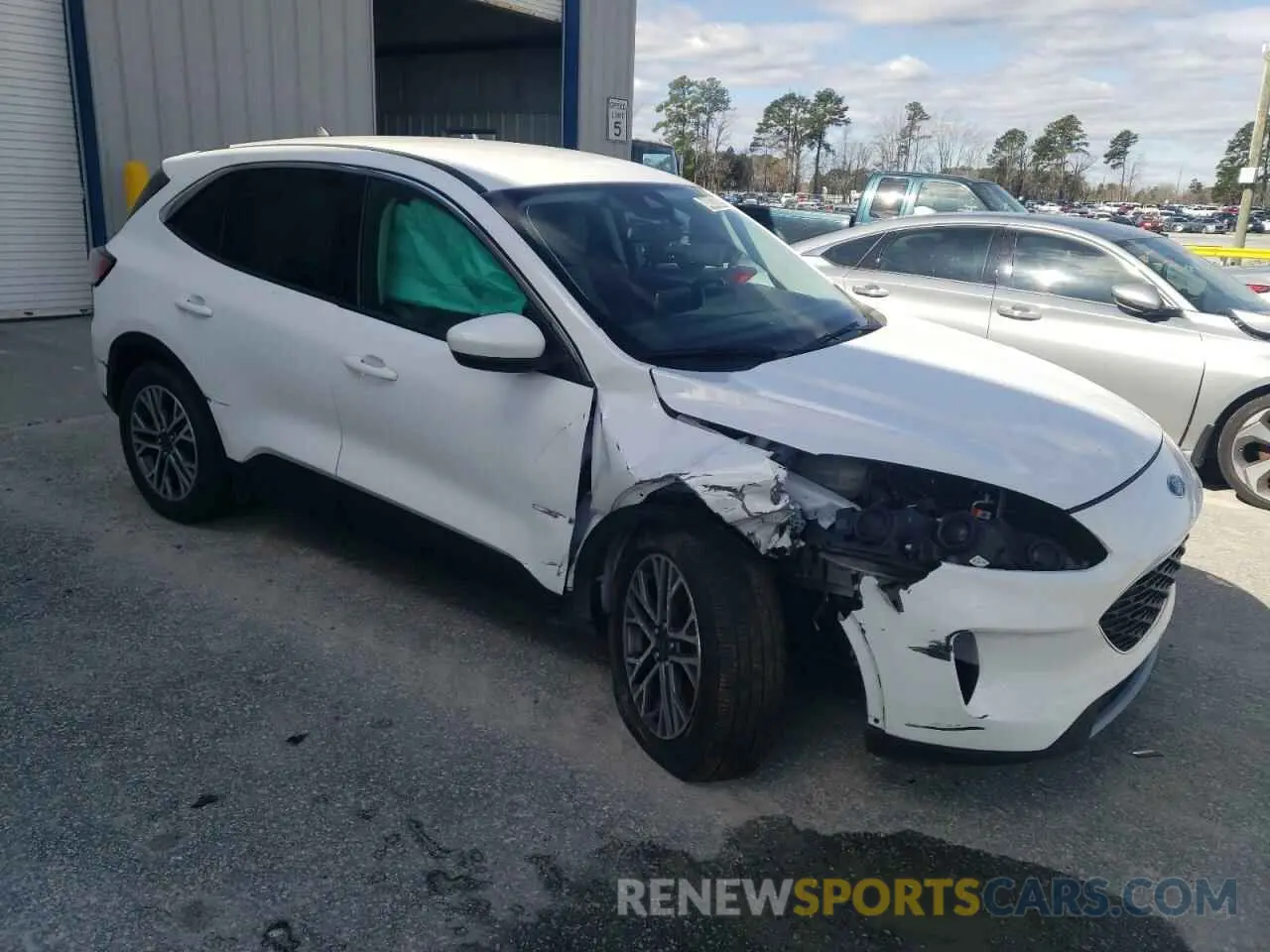 4 Photograph of a damaged car 1FMCU0H61NUA48080 FORD ESCAPE 2022