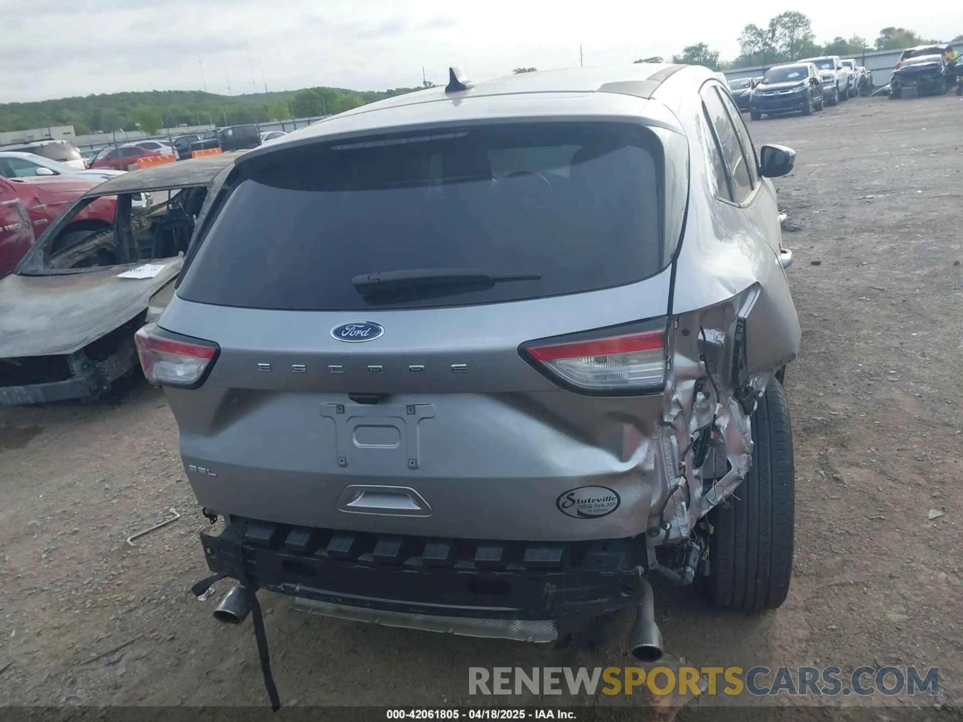 17 Photograph of a damaged car 1FMCU0H62NUA17825 FORD ESCAPE 2022