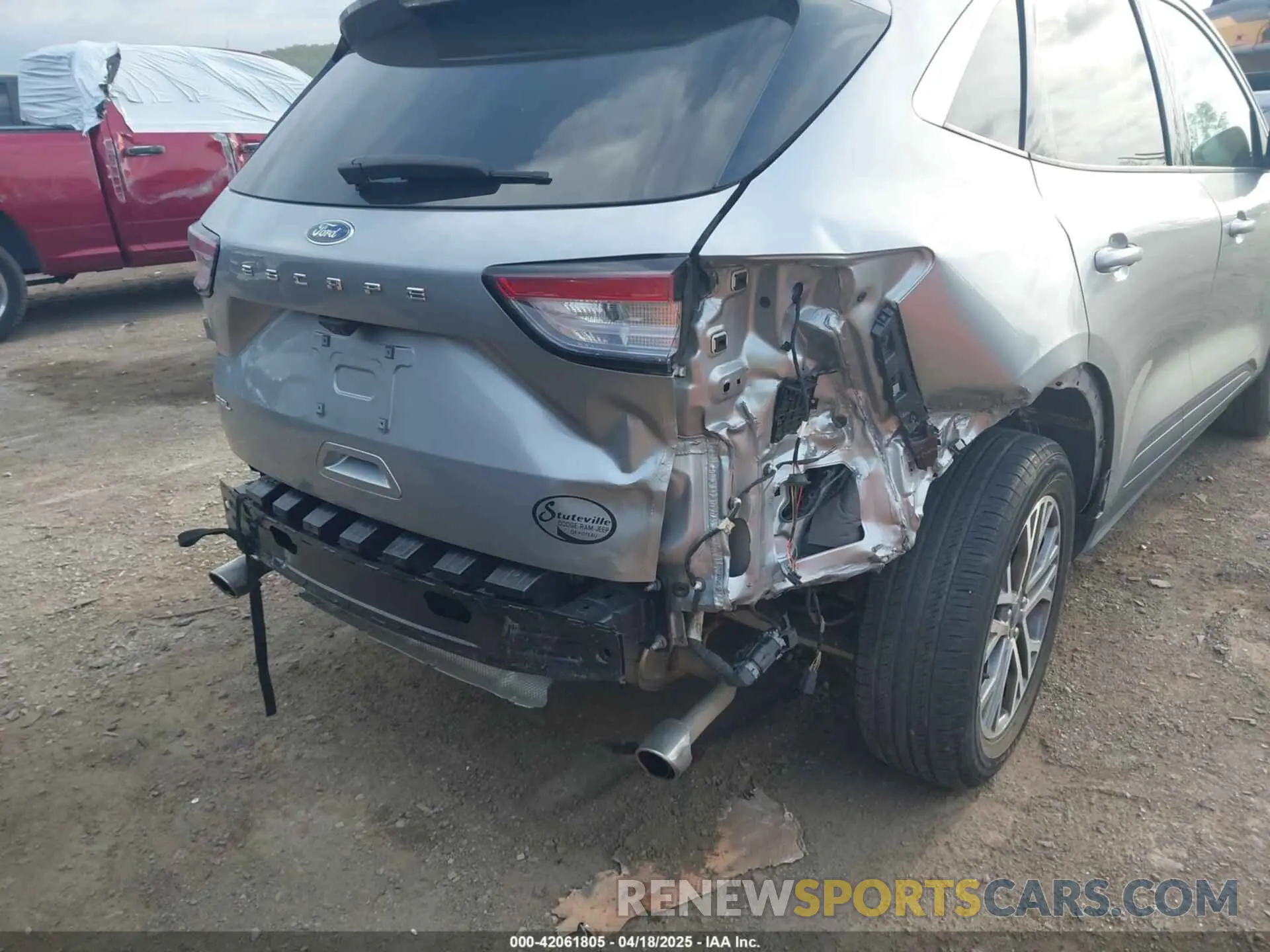 19 Photograph of a damaged car 1FMCU0H62NUA17825 FORD ESCAPE 2022